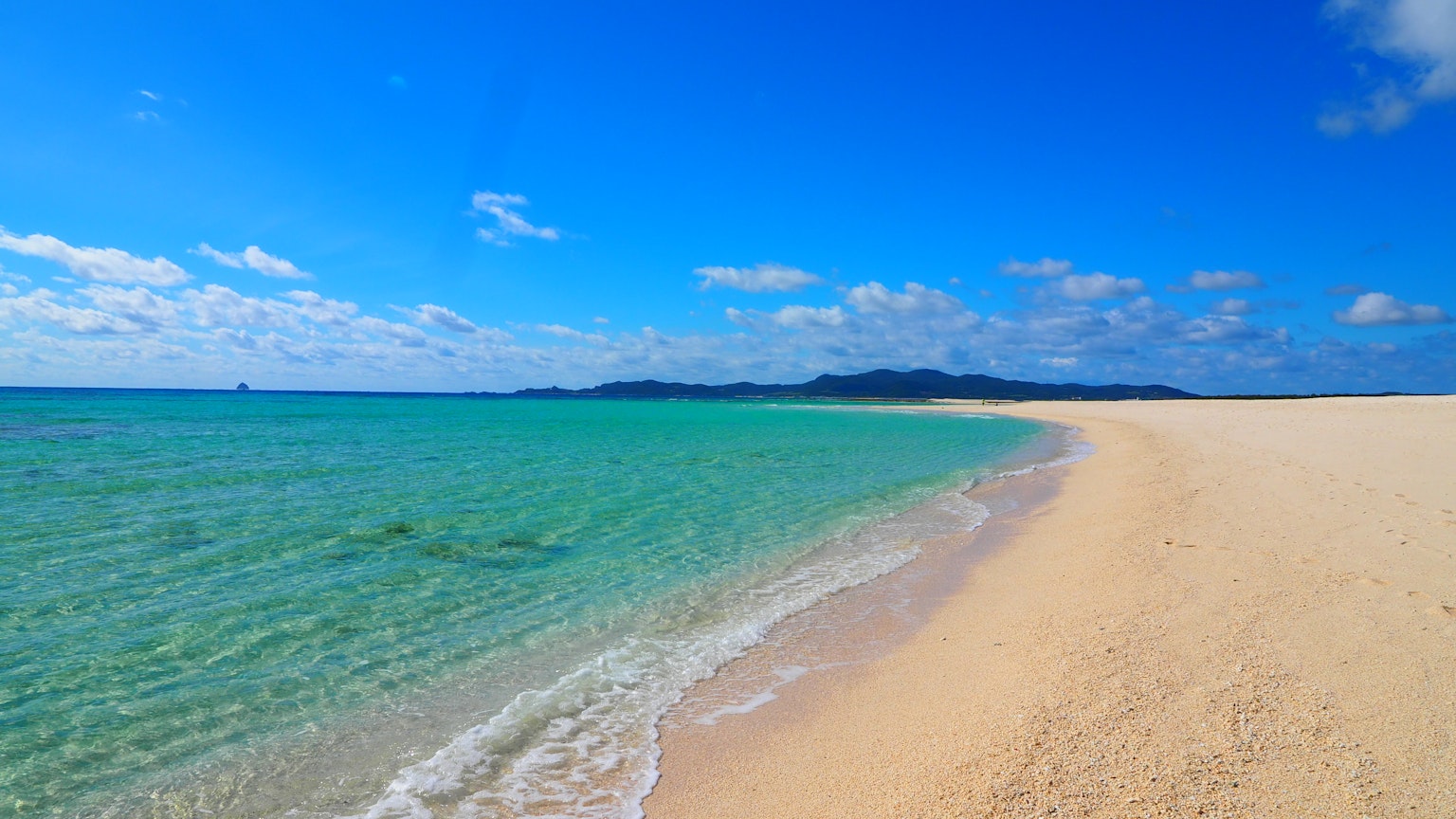 美丽的海滩景色，蓝色海洋和白色沙滩