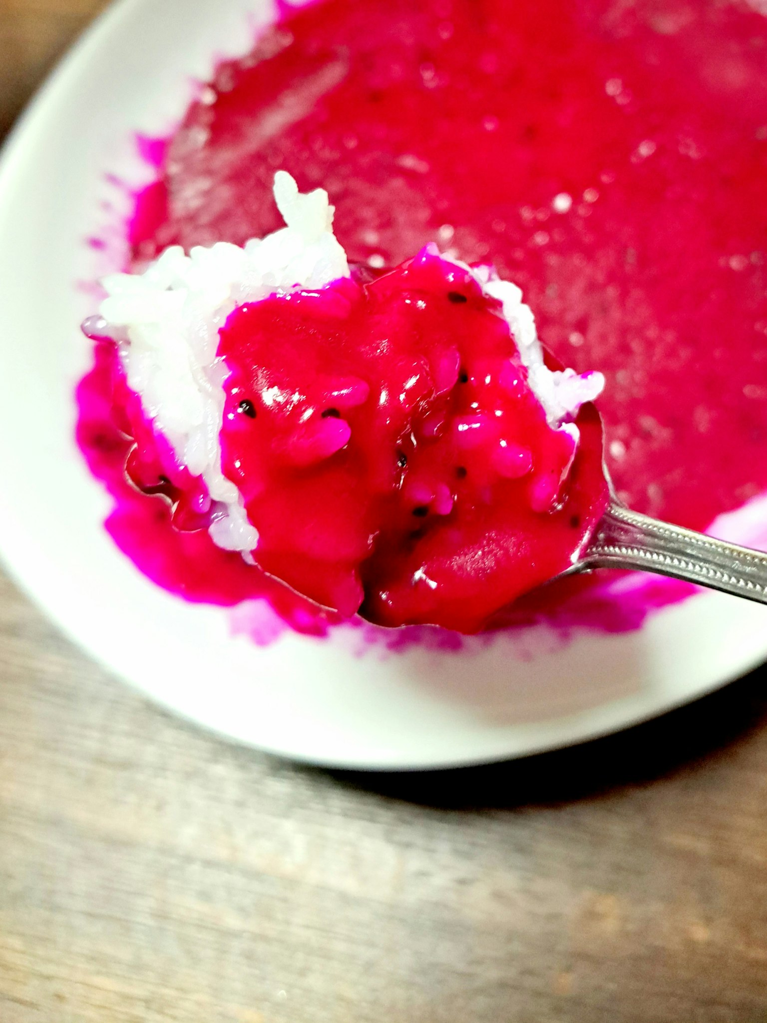 Ein Löffel Reis mit leuchtender roter Sauce