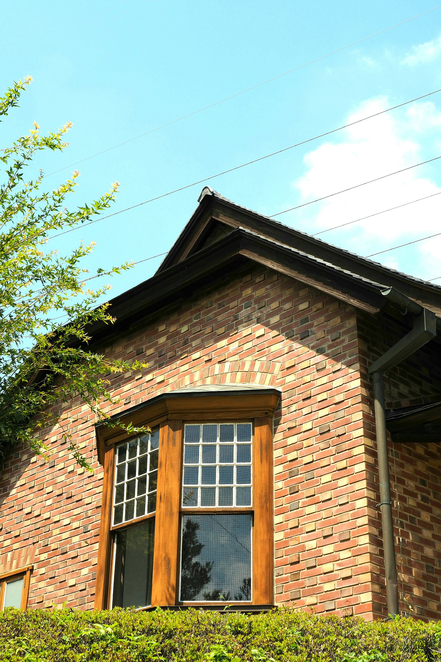 Vista exterior de una casa de ladrillo con techo inclinado diseño de ventana distintivo