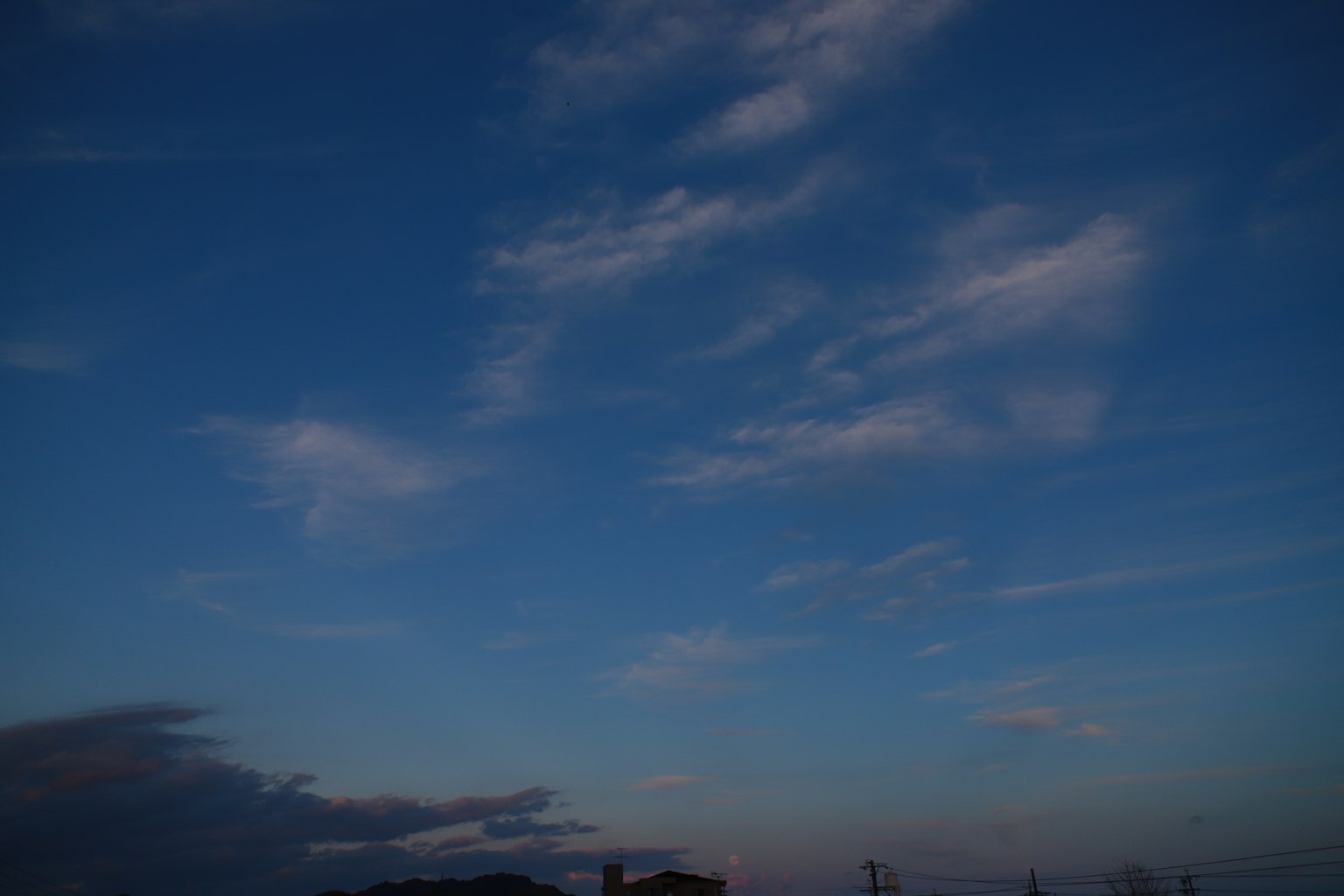 Awan lembut di langit biru