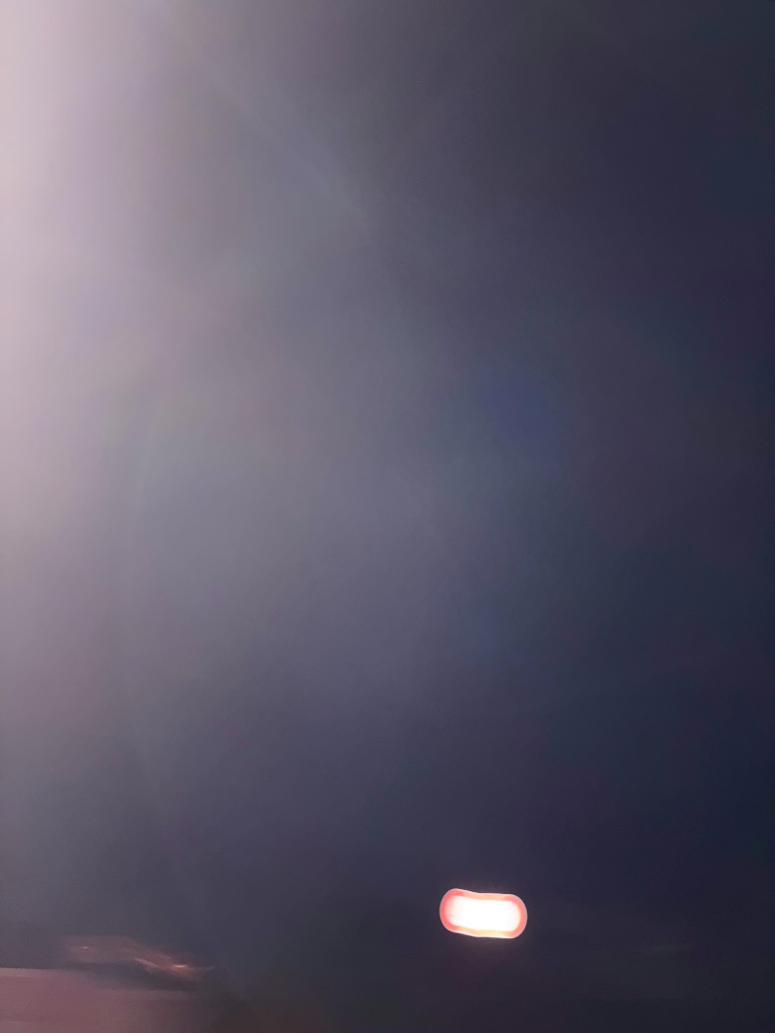 Immagine con uno sfondo scuro e una luce fioca
