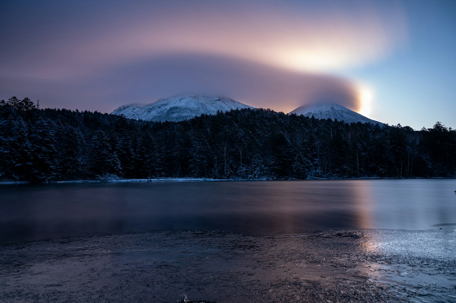 Paysage de montagnes enneigées et d'un lac tranquille