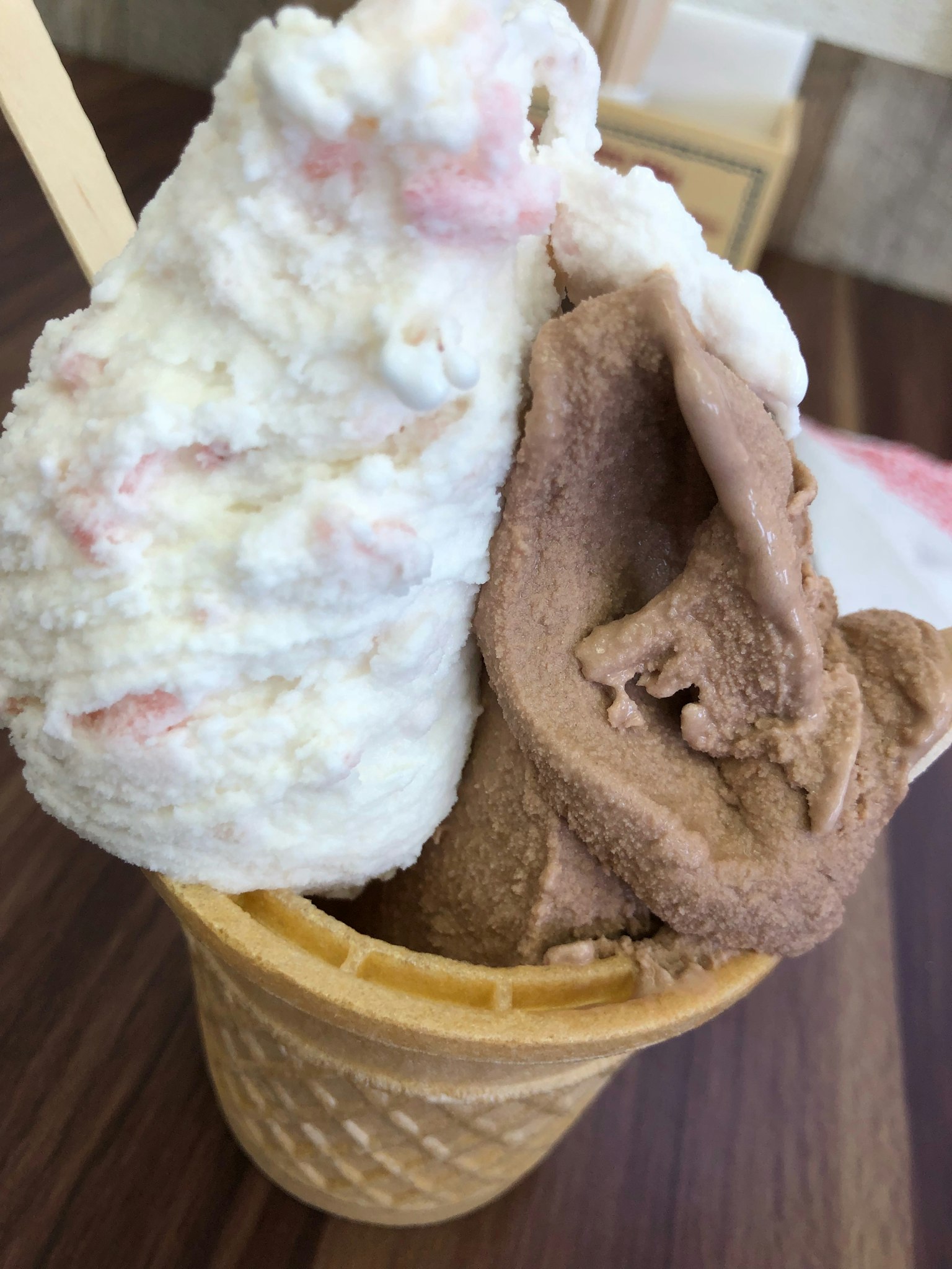 Cono gelato con gelato alla fragola e cioccolato