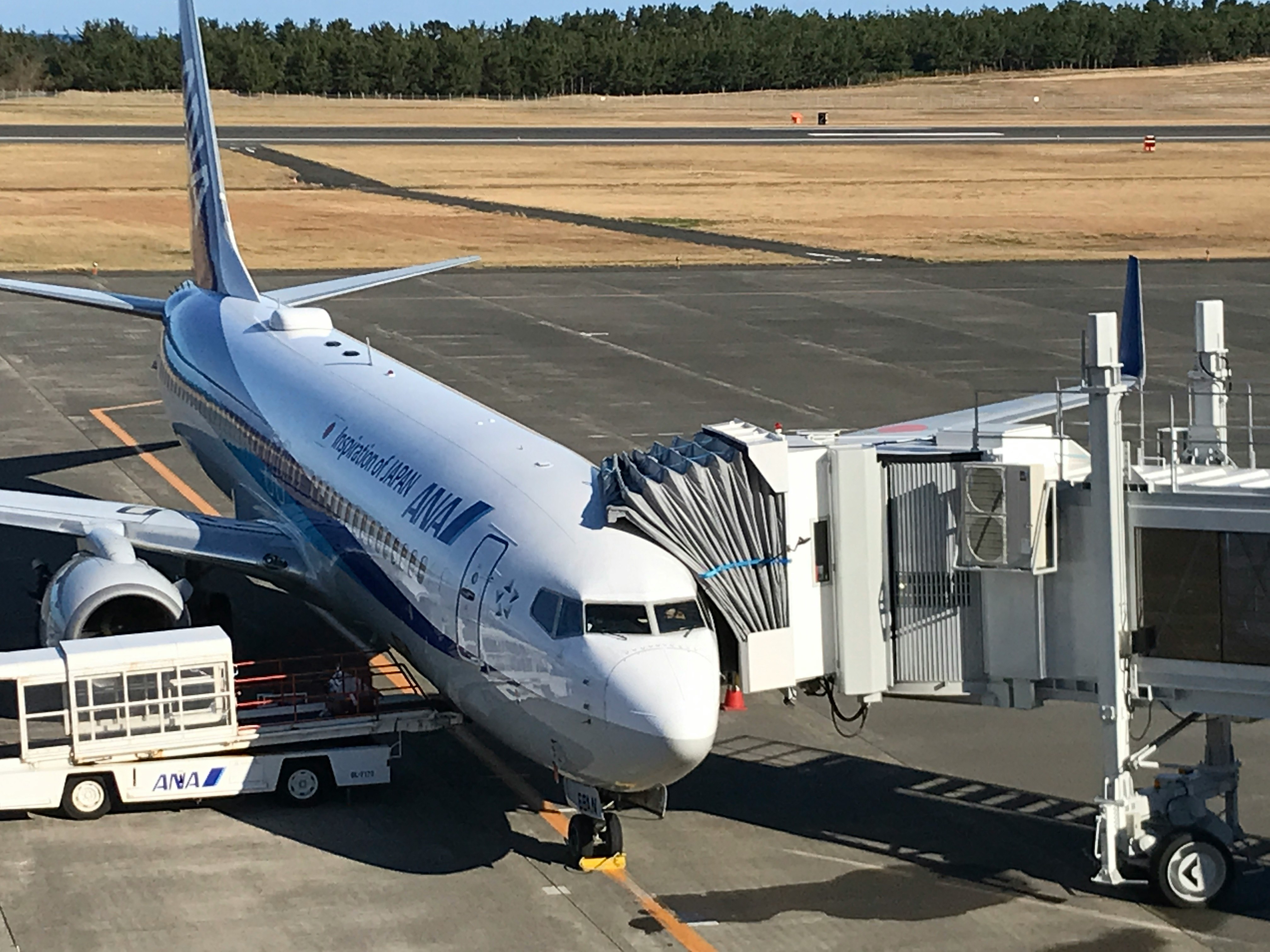 停在機場跑道上的客機與地面設備