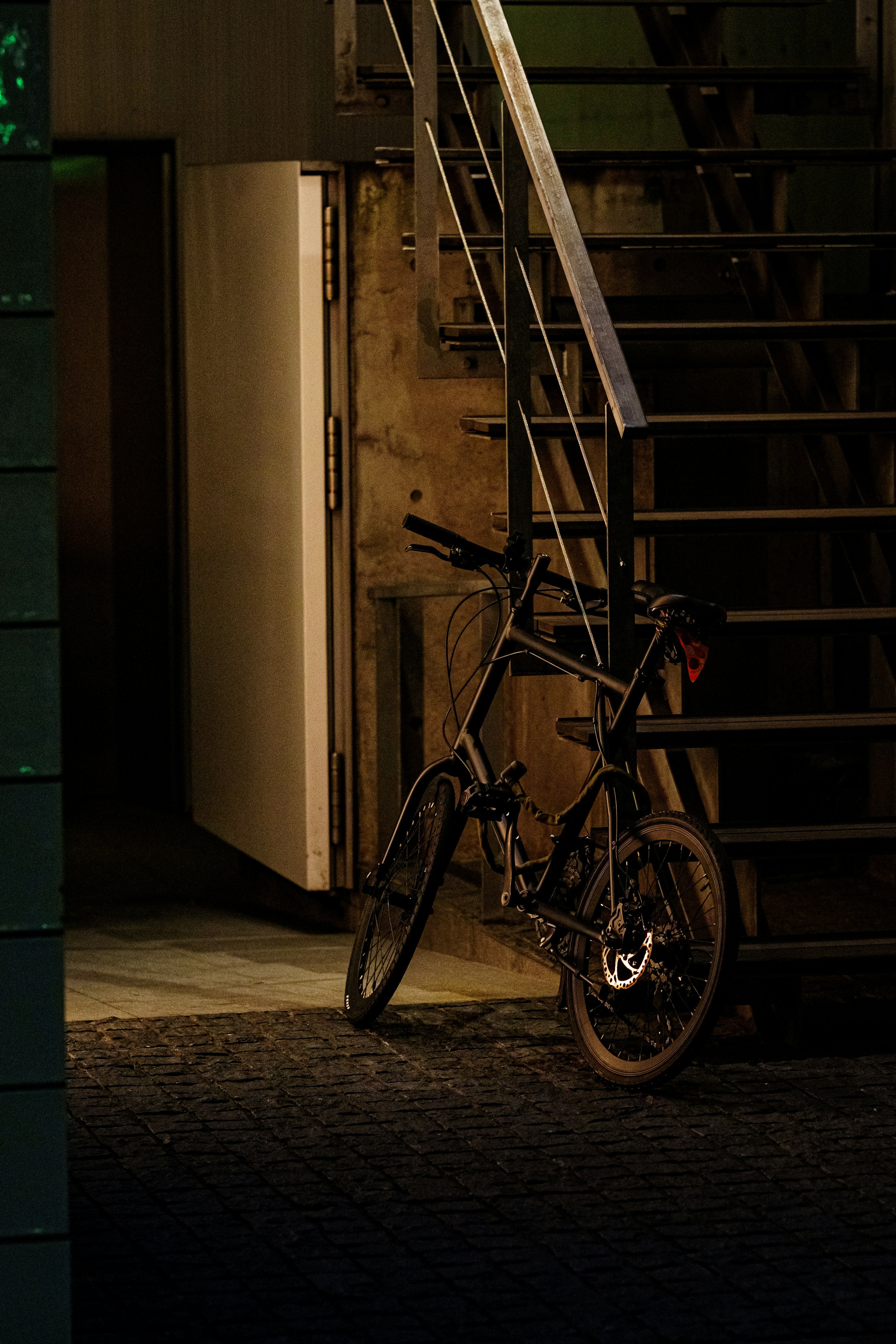 夜の路地に停まる自転車