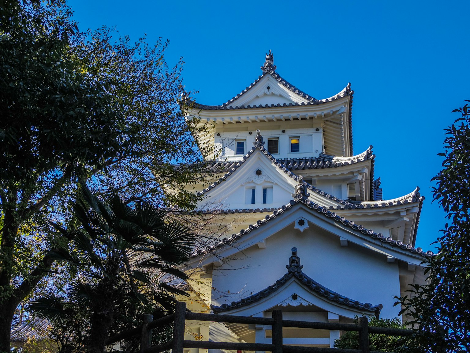白色屋顶的日本城堡外观，背景是蓝天