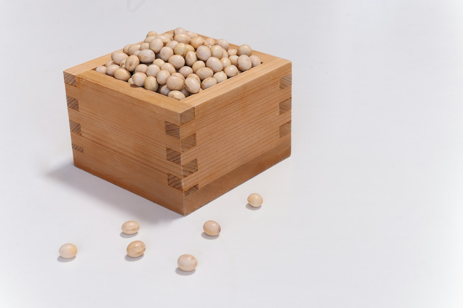 Una caja de madera llena de numerosas pequeñas esferas