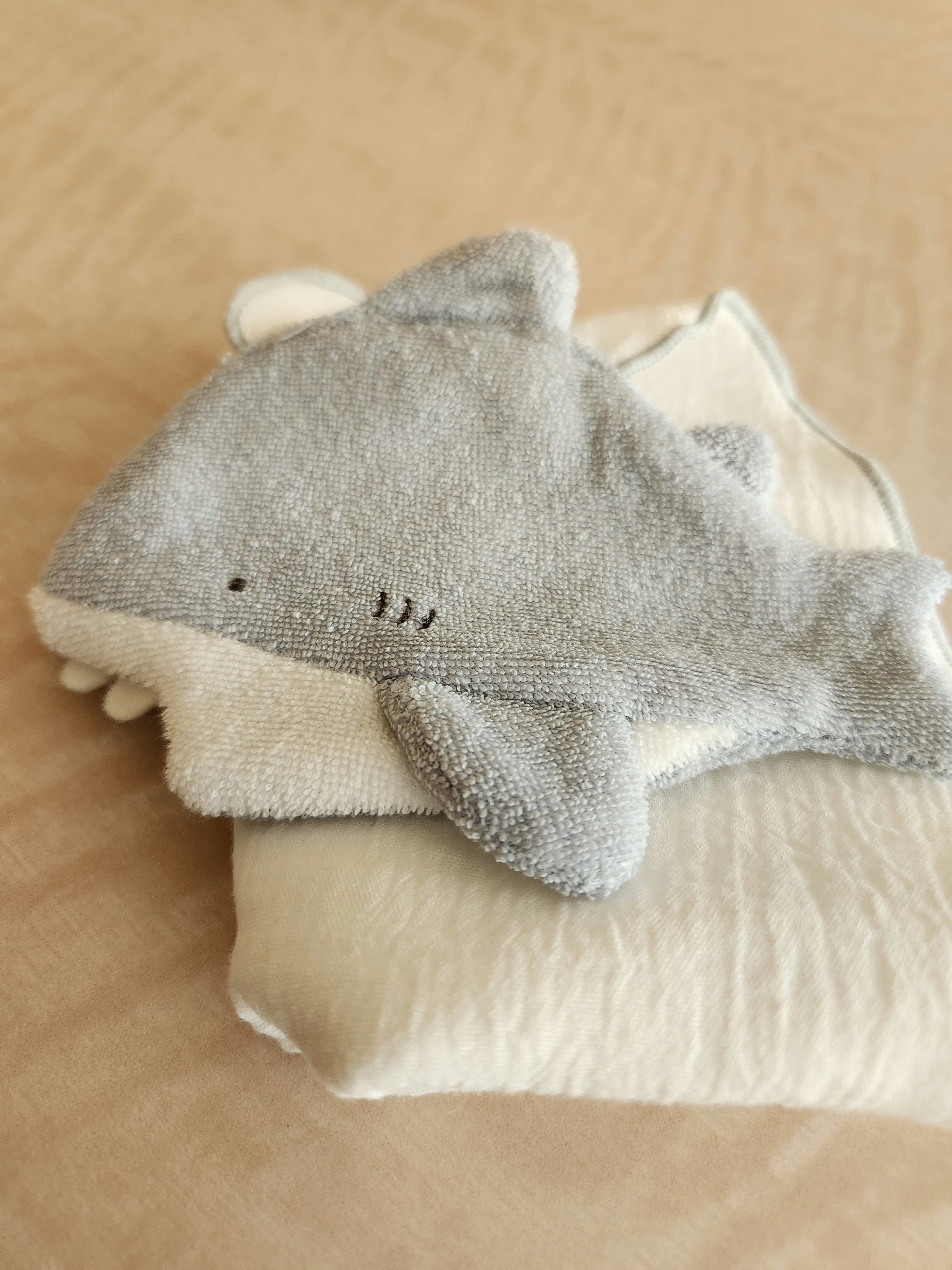 ガーゼタオルのサメぬいぐるみ