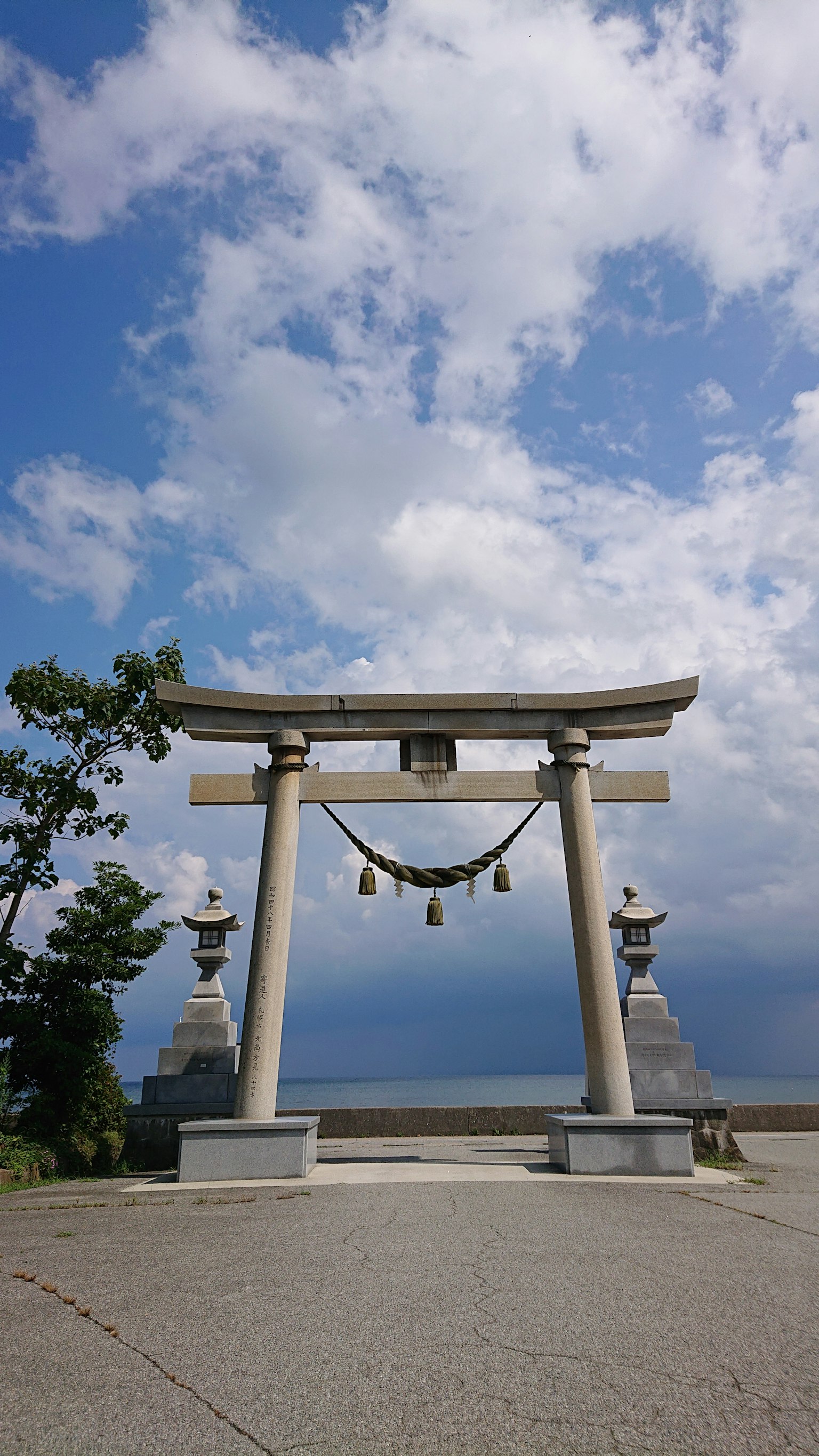 Torii-Tor zum Meer unter einem blauen Himmel