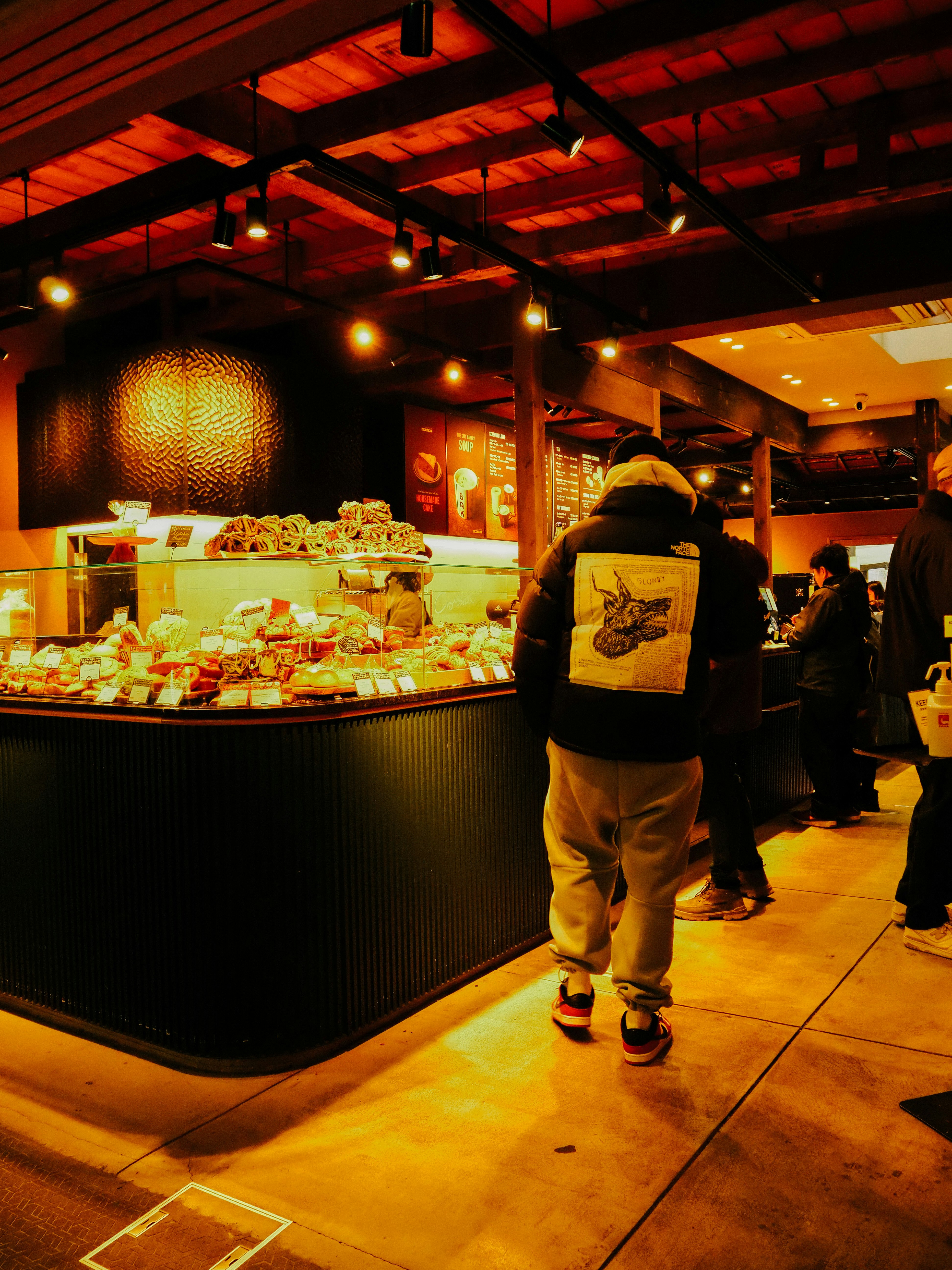 allée de stands de nourriture couverts au Nishiki Market