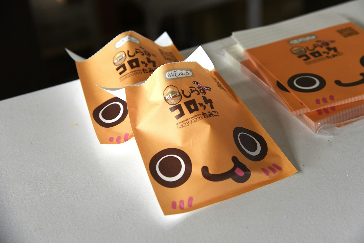 橙色包裝上有微笑角色的炸丸子