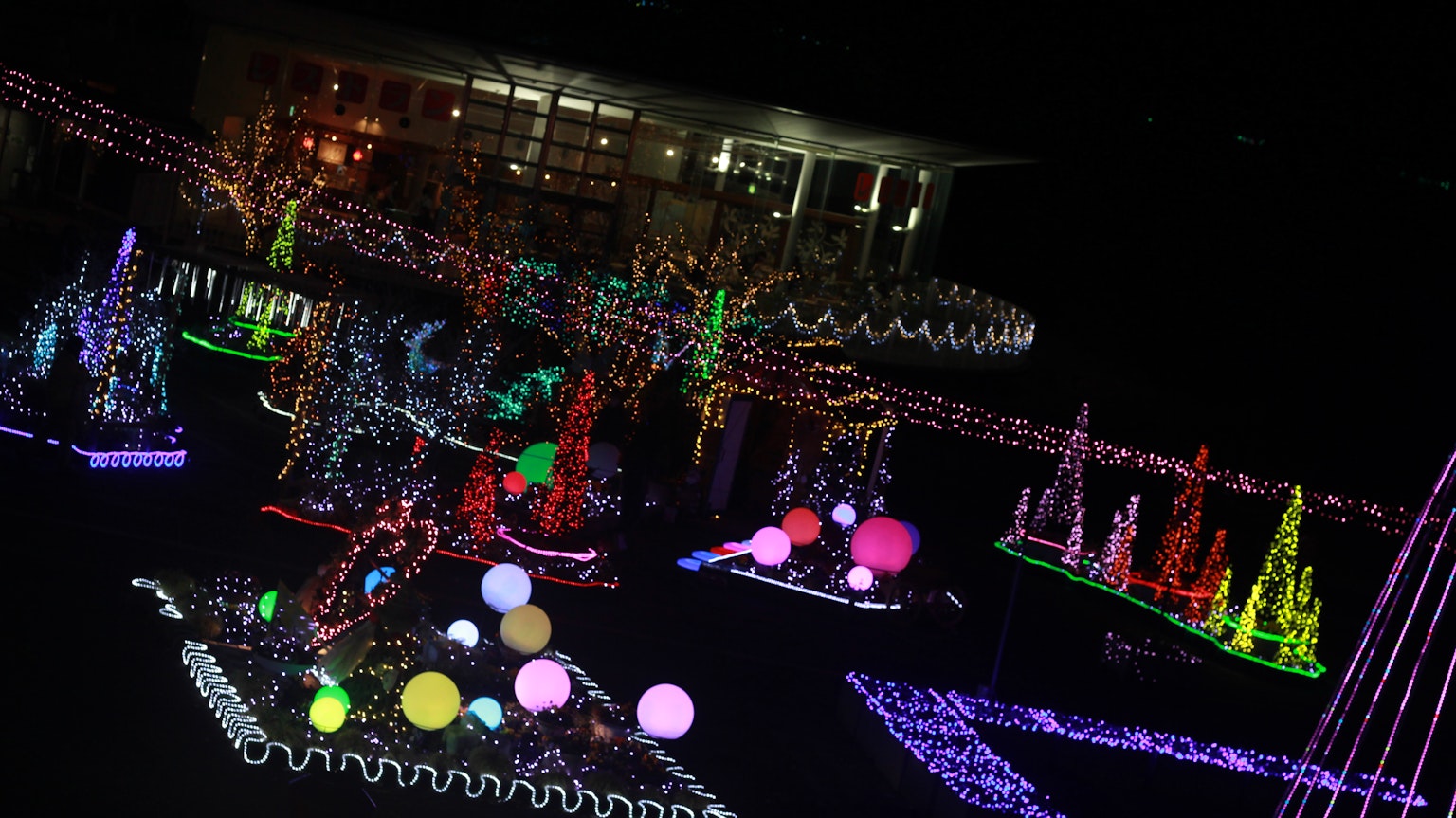 夜晚色彩斑斓的灯光展示，包含各种形状和图案