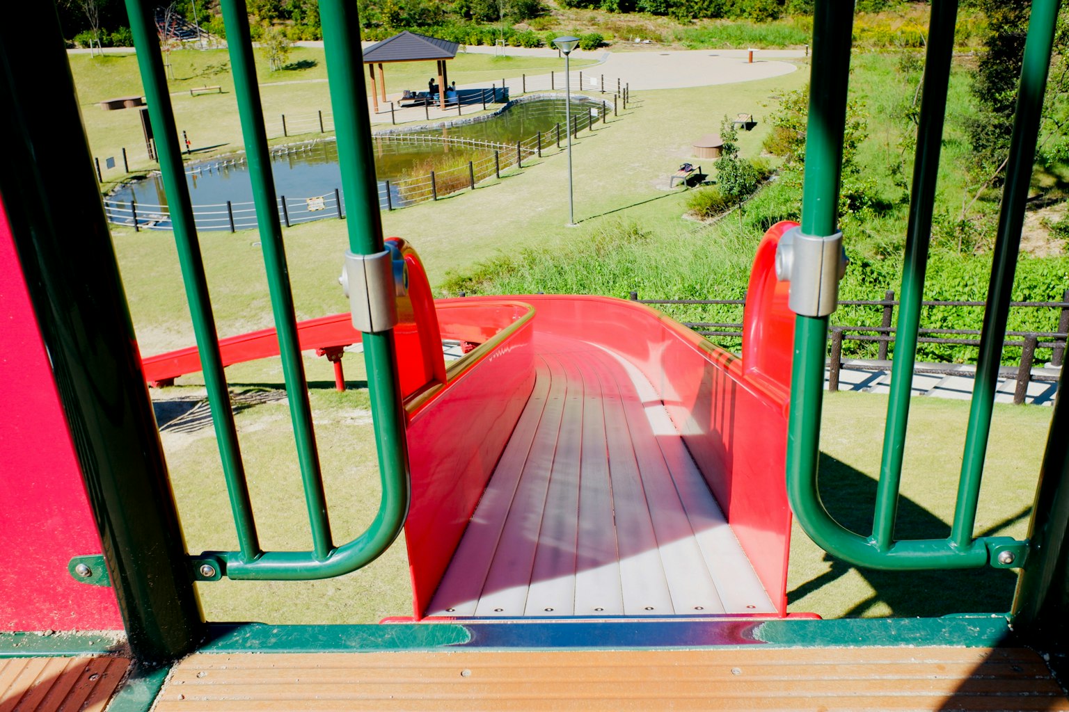Vista de un tobogán rojo en un parque infantil
