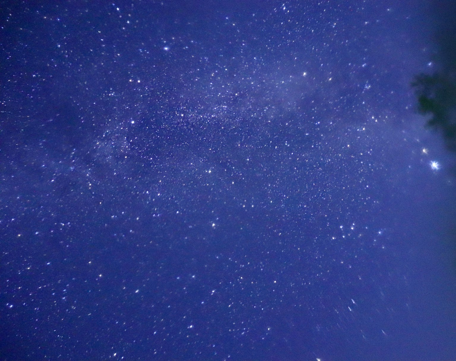 浩瀚的夜空布满无数星星和银河带