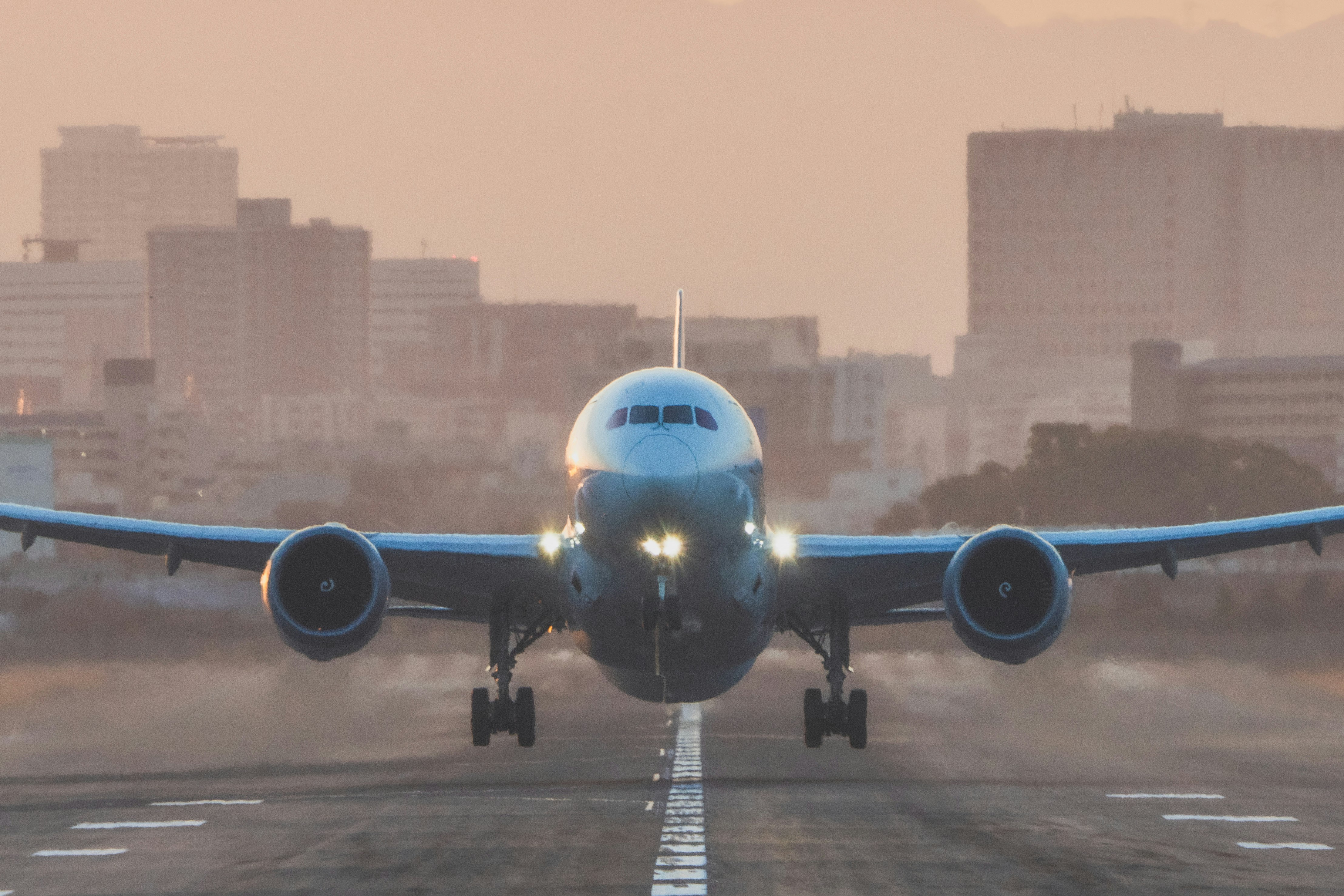 滑走路に向かって離陸する飛行機の前方ビュー