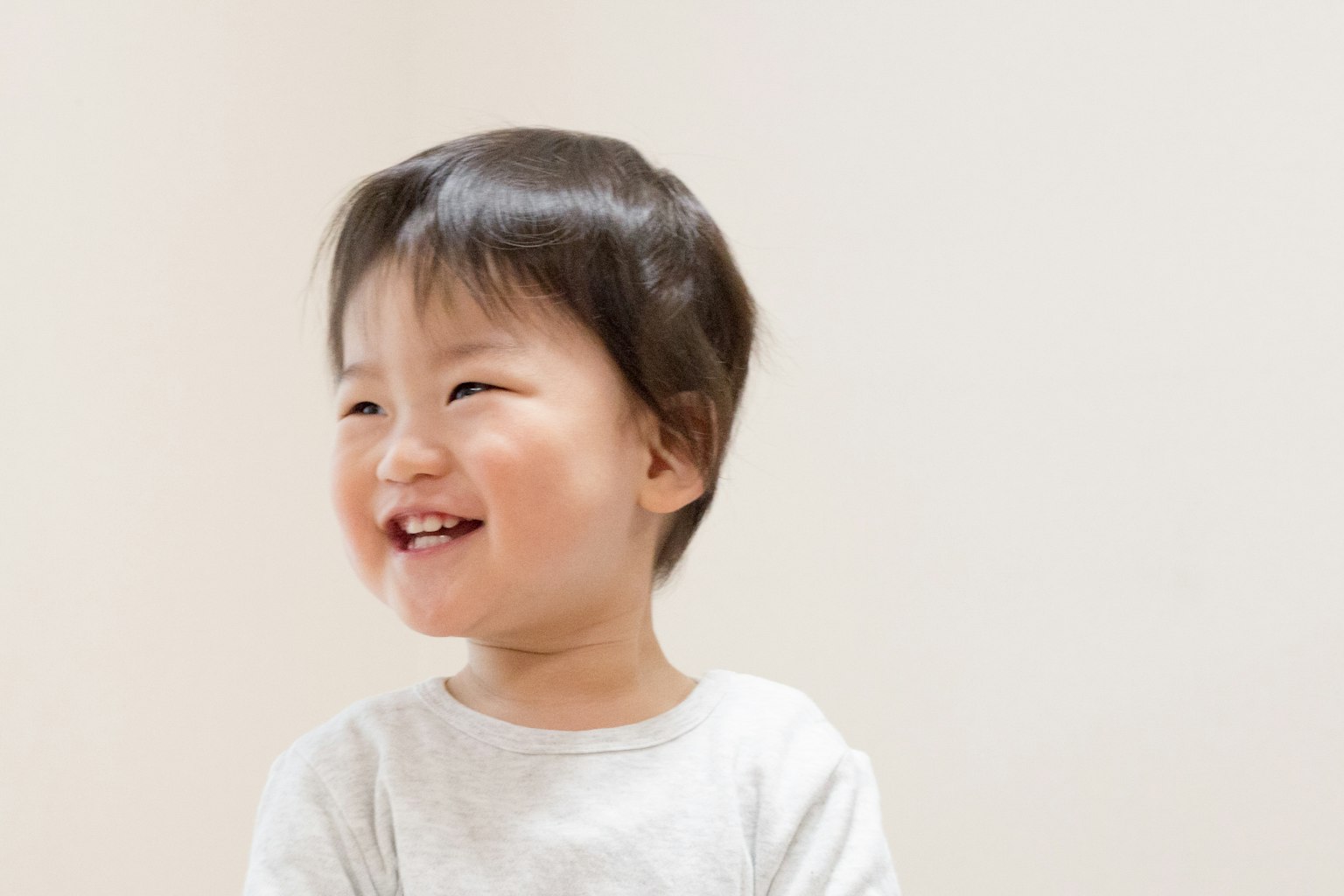 微笑的孩子在白色背景前
