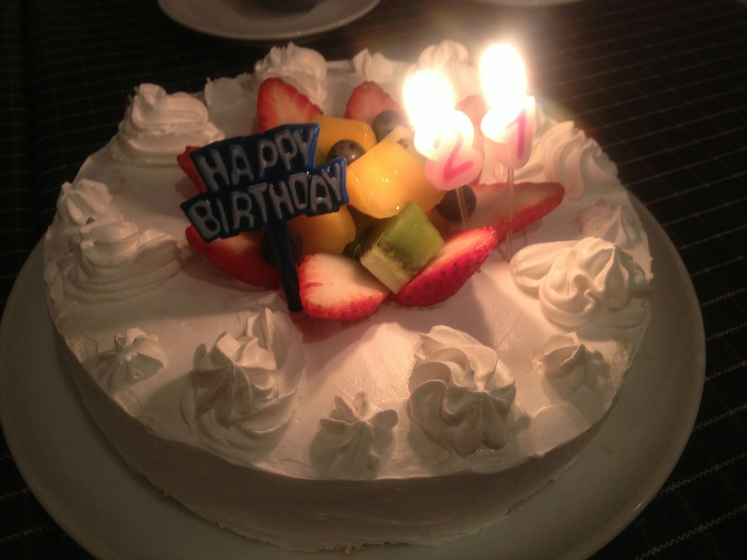 생일 케이크에 촛불과 과일 장식