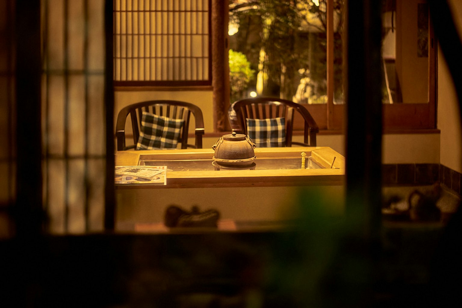 Innenansicht eines ruhigen japanischen Raumes mit zwei Stühlen und einem Tisch
