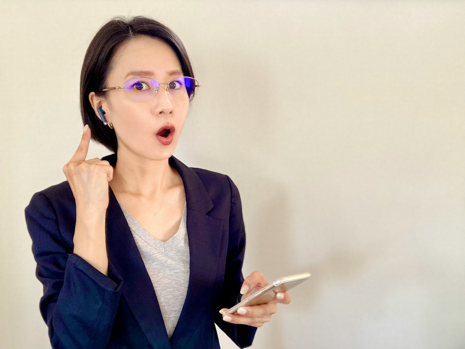 스마트폰을 들고 놀란 표정을 짓고 있는 여성 사업가