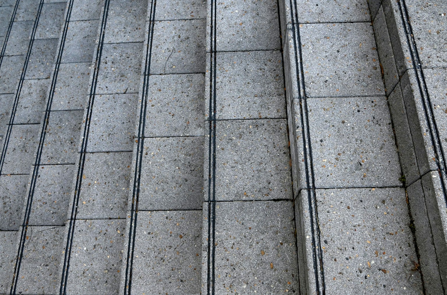 Escaliers en béton avec surface texturée et lignes
