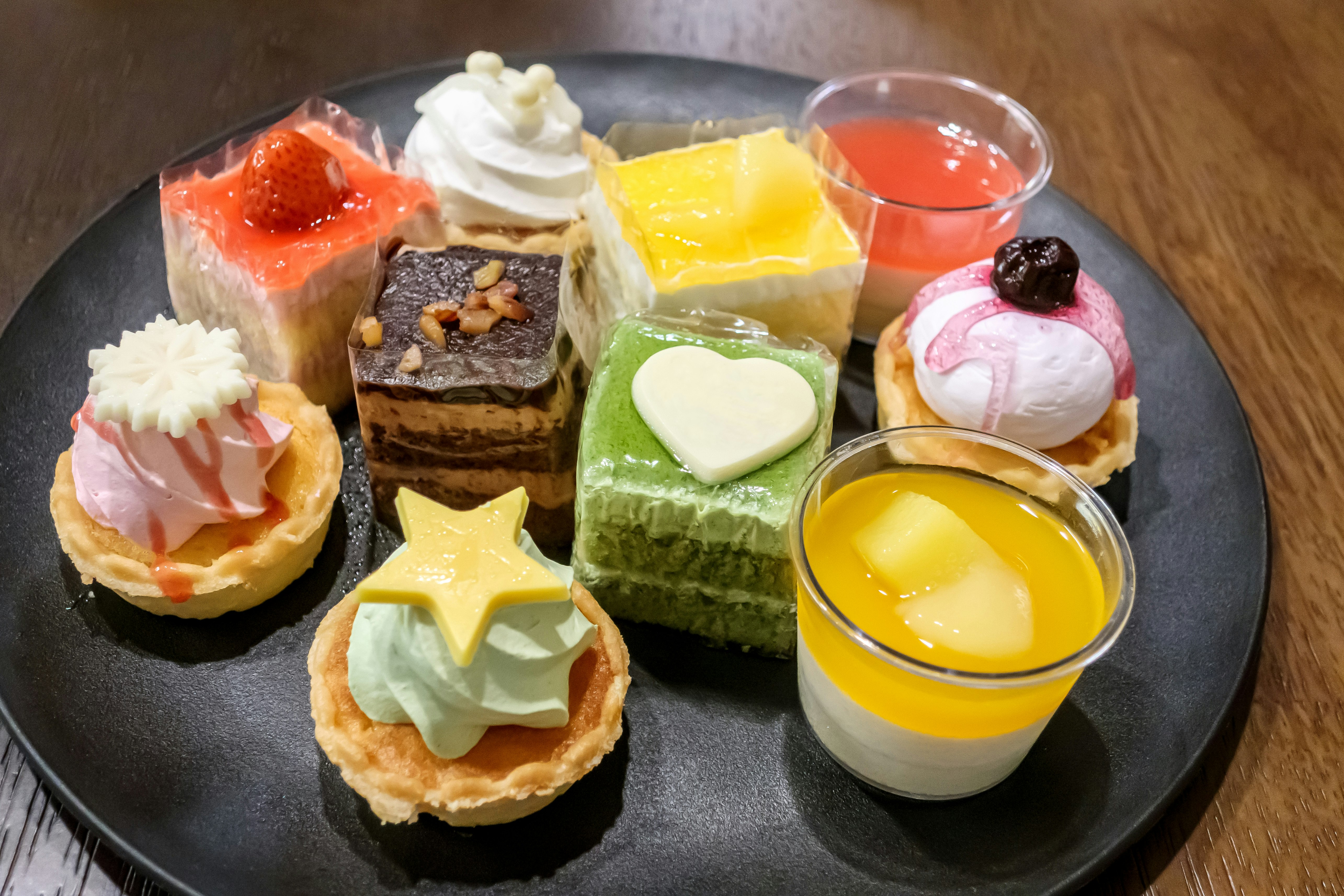 ケーキとスイーツの盛り合わせプレート