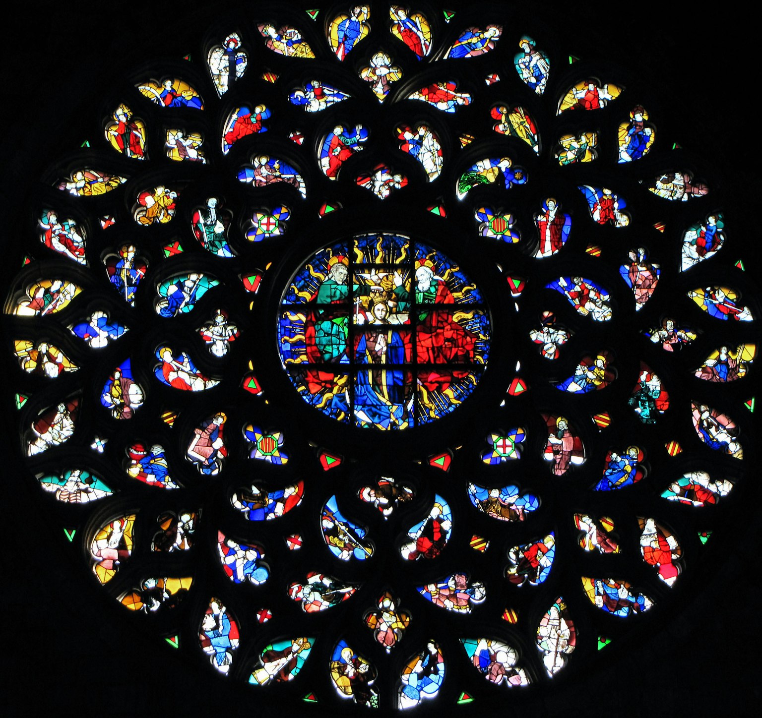 Magnifique rosace en vitrail avec des motifs complexes