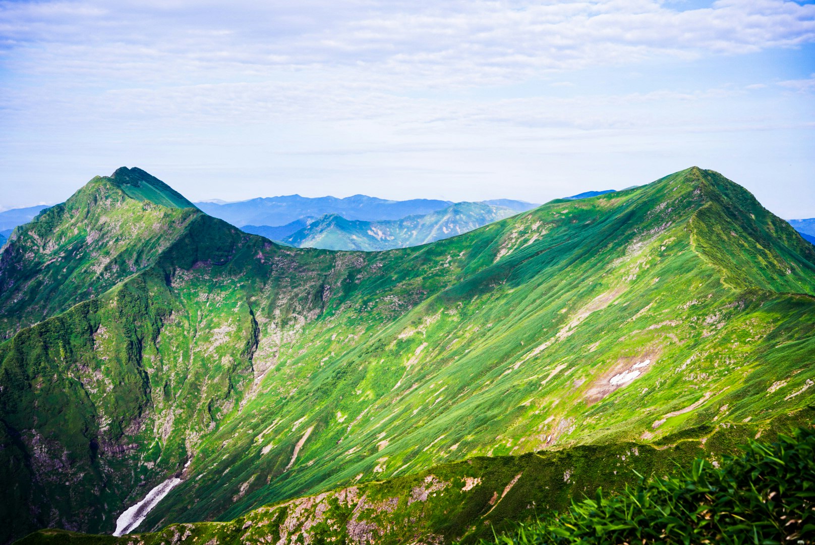 緑の山並みと谷を見下ろす絶景
