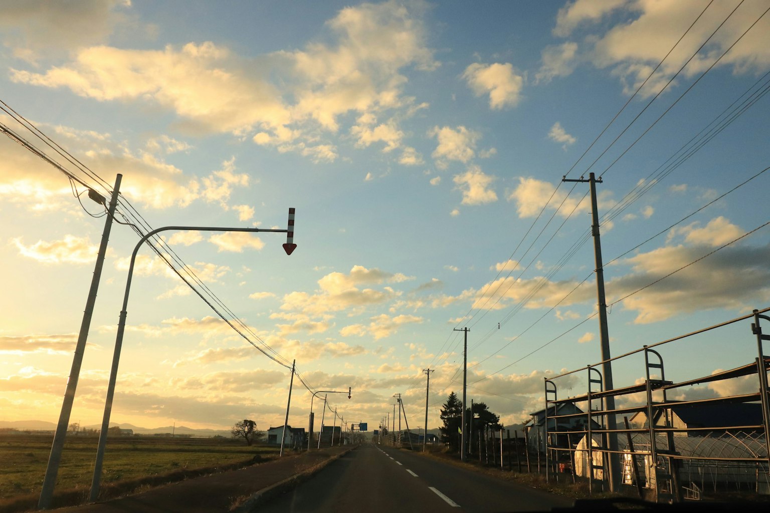 日落時的道路和天空中的美麗雲彩