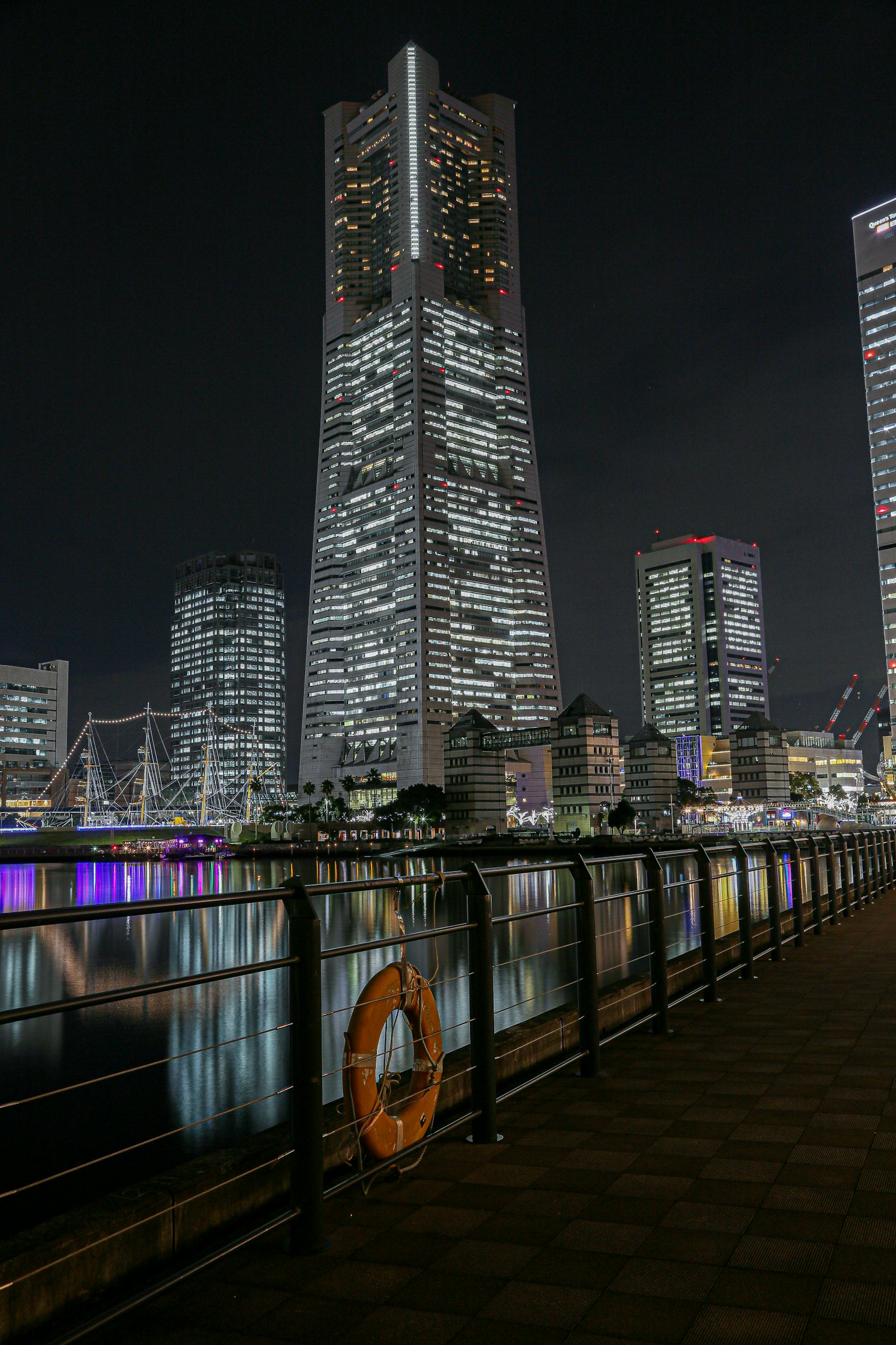 Vista nocturna del horizonte de Yokohama con rascacielos iluminados y el waterfront