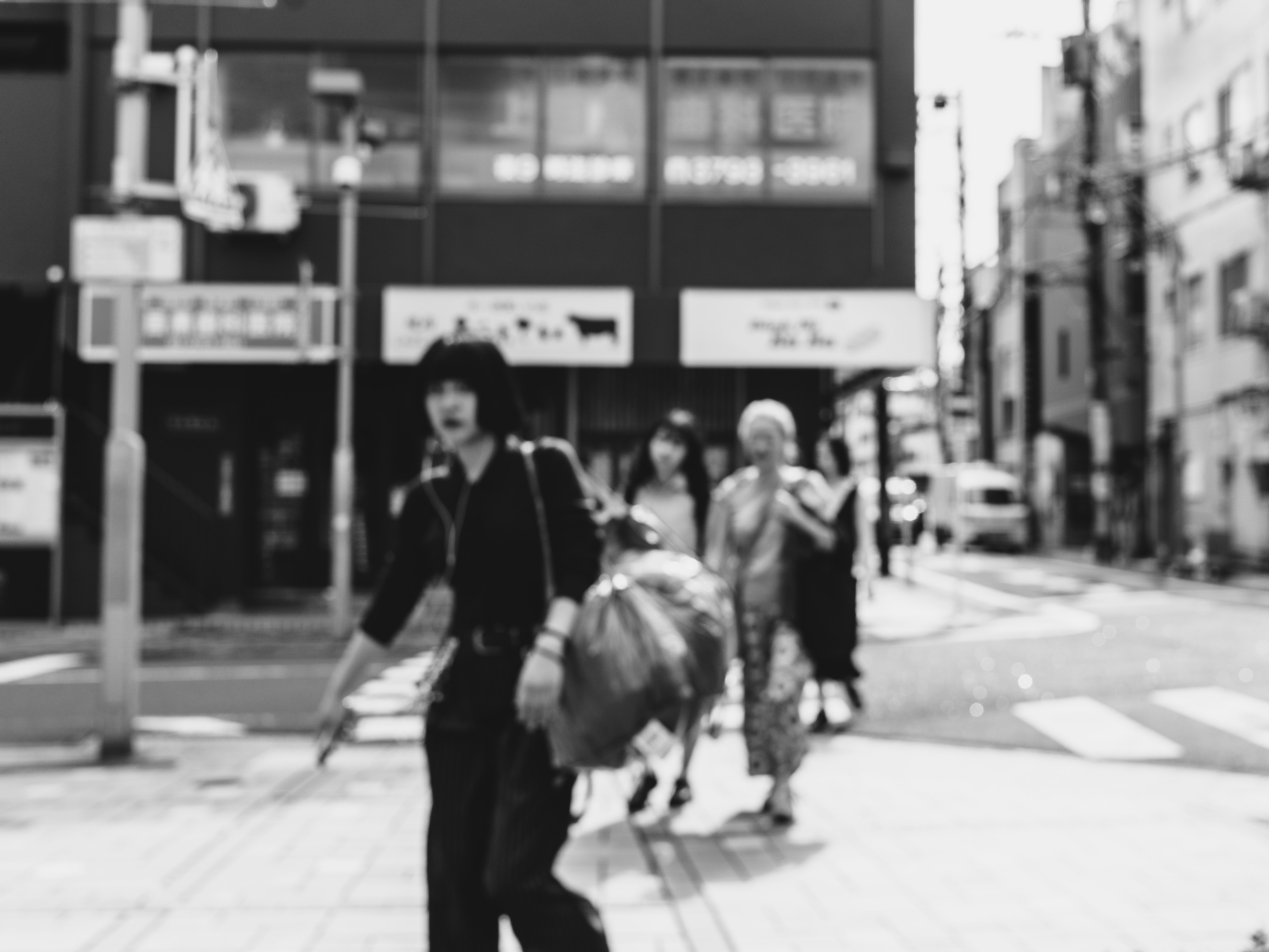 手提購物袋的人們在城市街道上行走