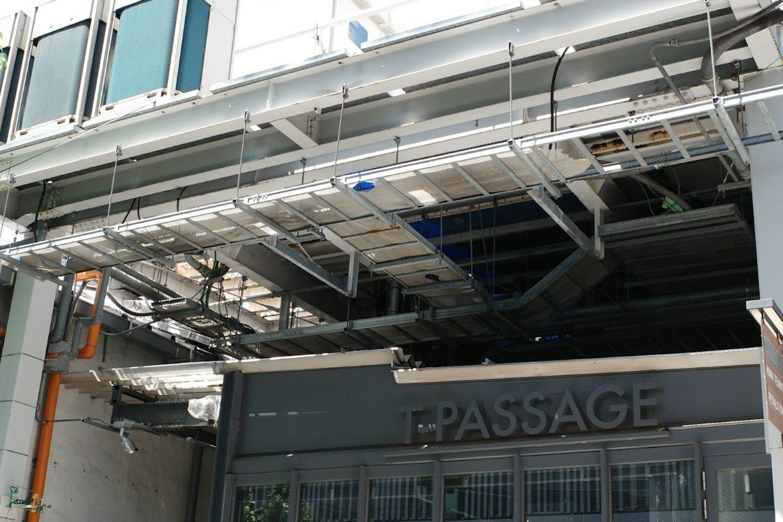 建筑外观，带有PASSAGE标志