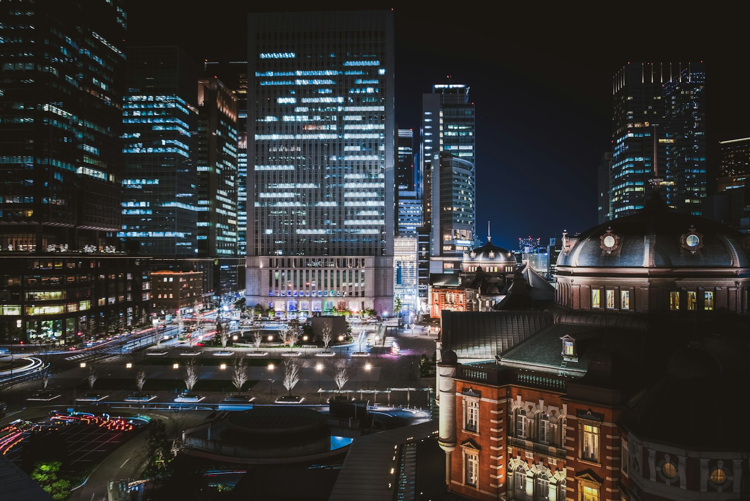 Beleuchtete Skyline von Tokio bei Nacht mit modernen Wolkenkratzern