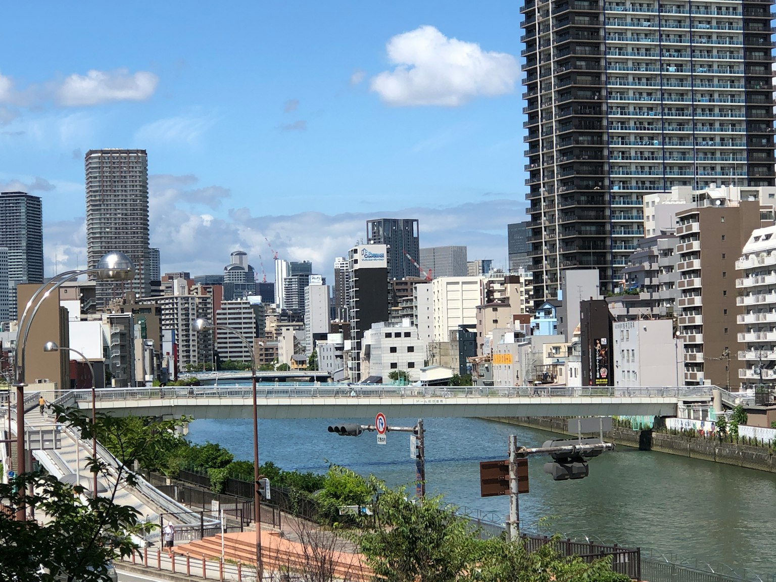 城市河流景觀與摩天大樓和橋