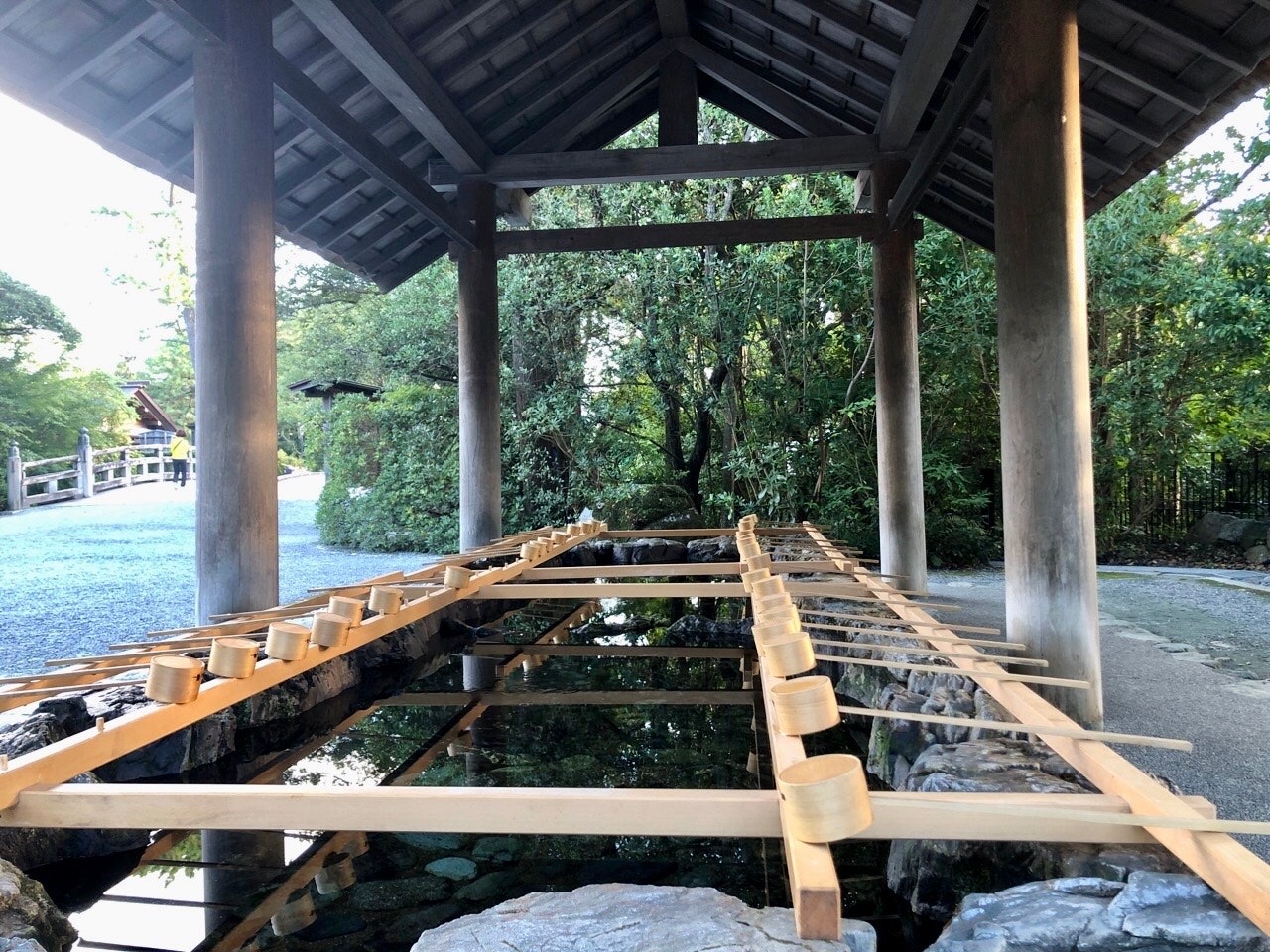 야외 목재 빔과 데크 판이 조립된 건축 구조