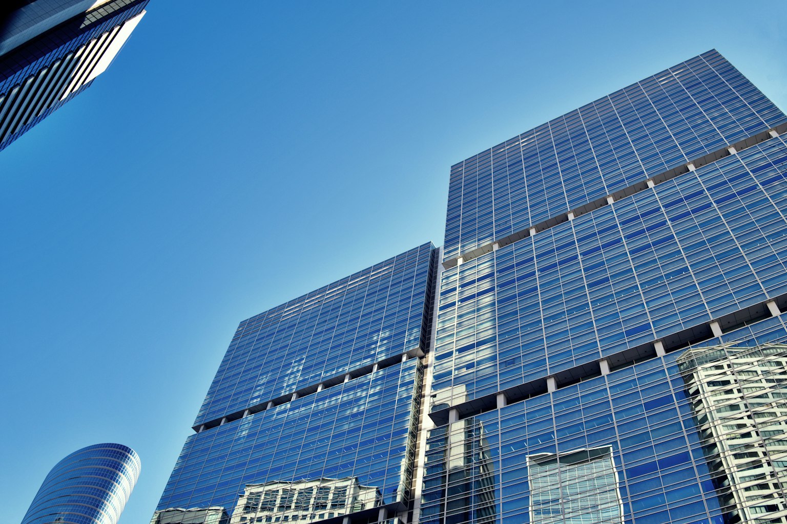 Modern skyscrapers reflecting blue sky in urban setting