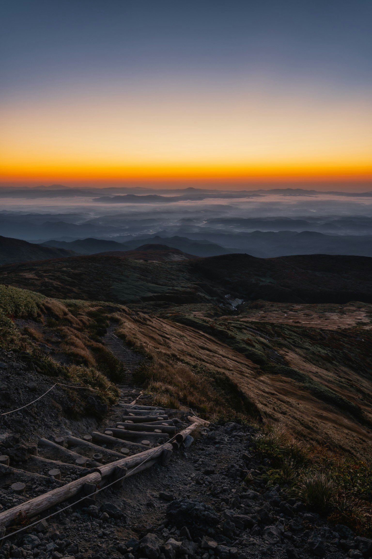 Berglandschaft bei Sonnenuntergang mit einer Wolkenmeer