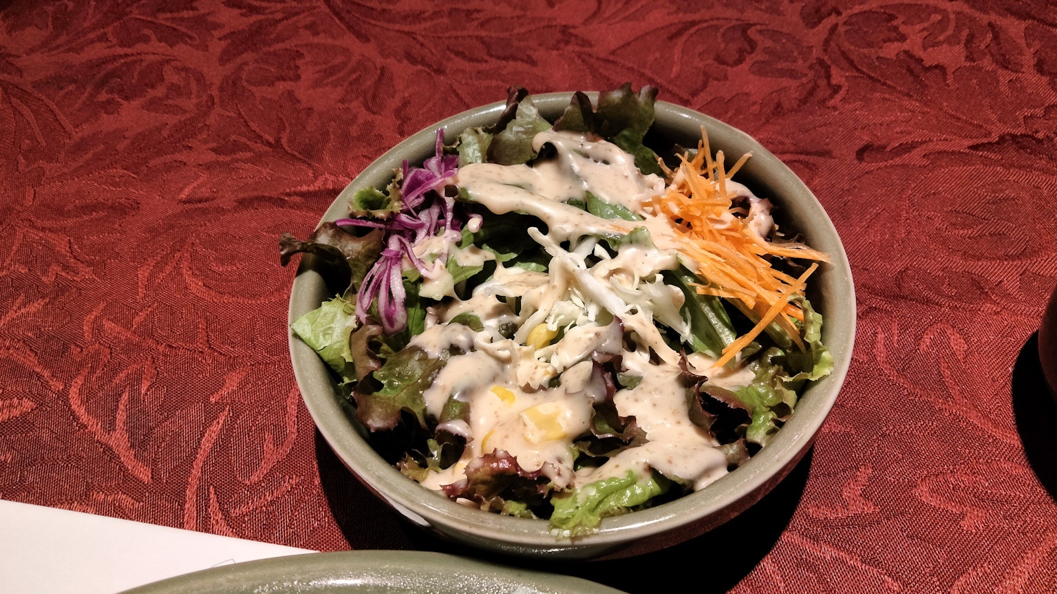 Salade fraîche dans un bol garnie de chou rouge et de carottes