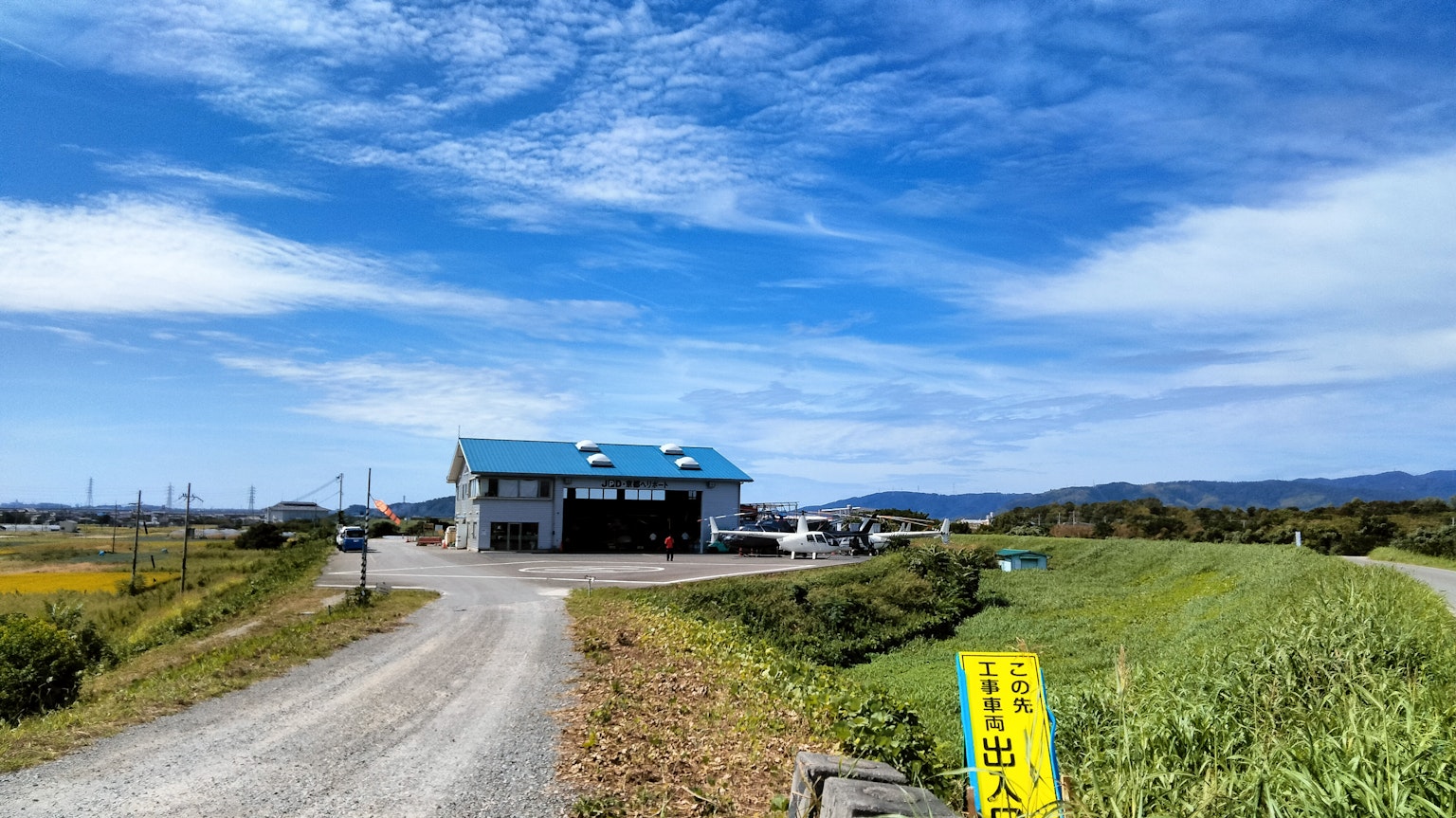 藍天下有藍色屋頂建築的風景