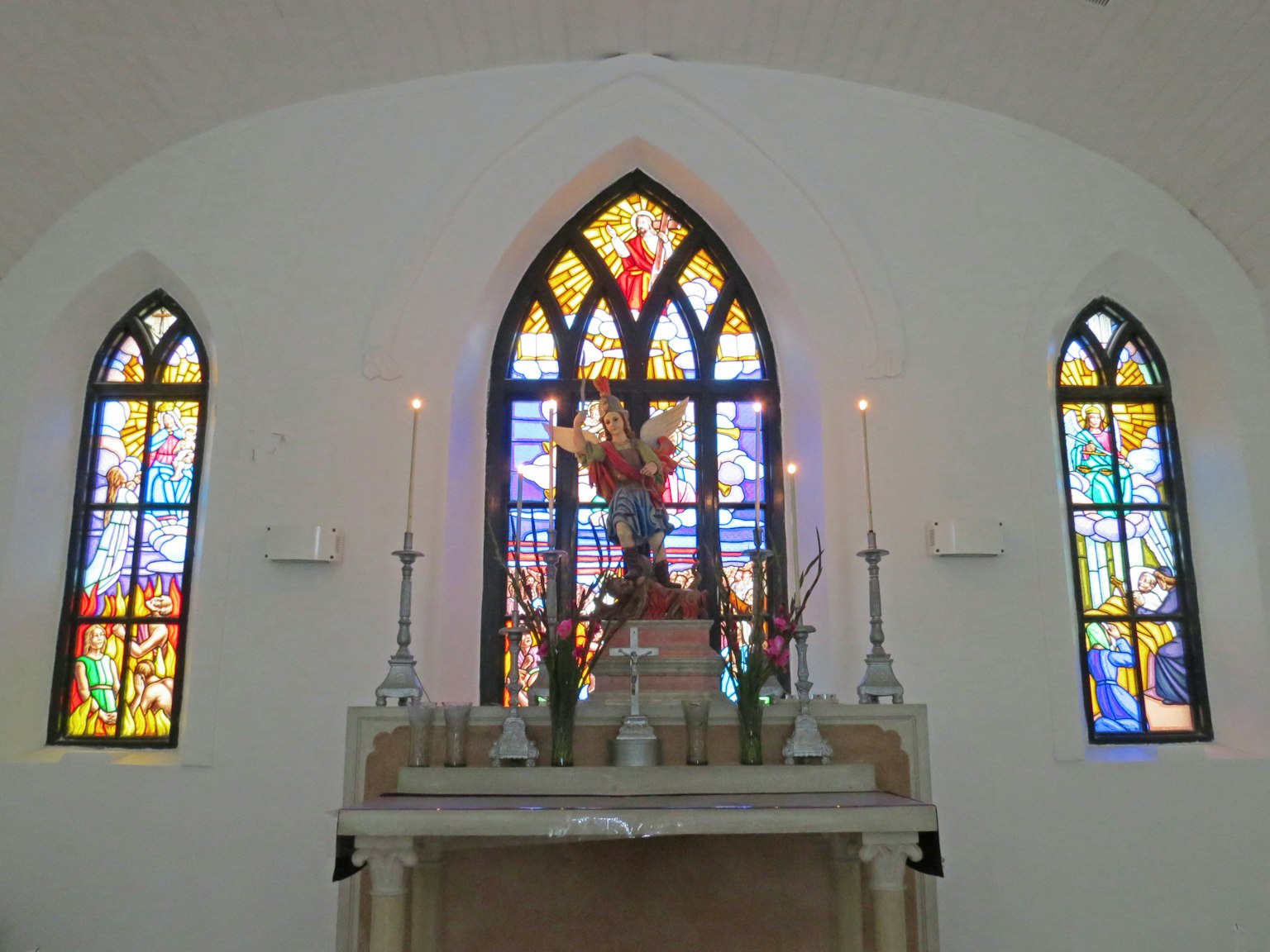 Altar gereja dengan jendela kaca patri yang indah cahaya berwarna menembus