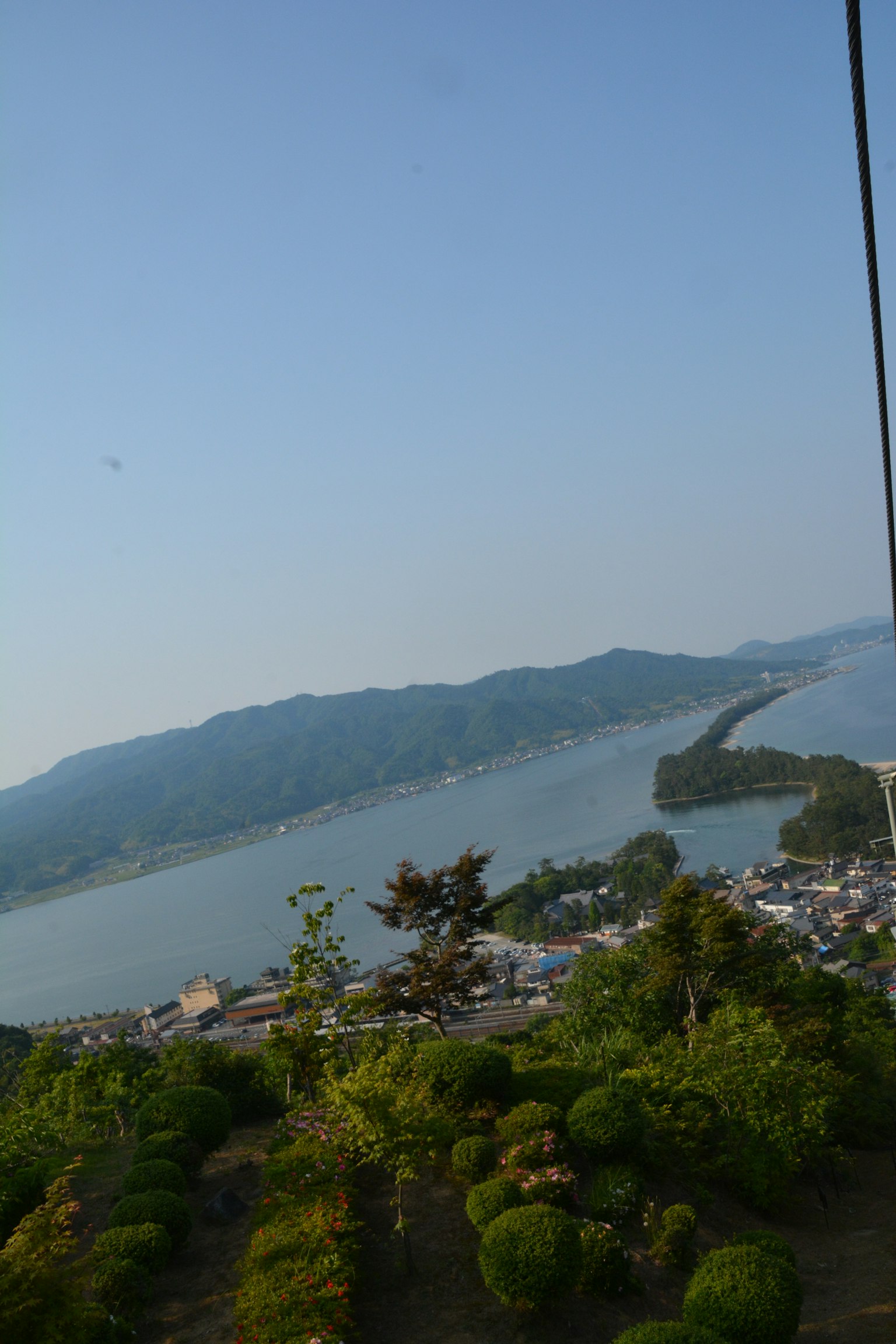 ทิวทัศน์ที่สวยงามของภูเขาและแม่น้ำที่มีความเขียวขจี