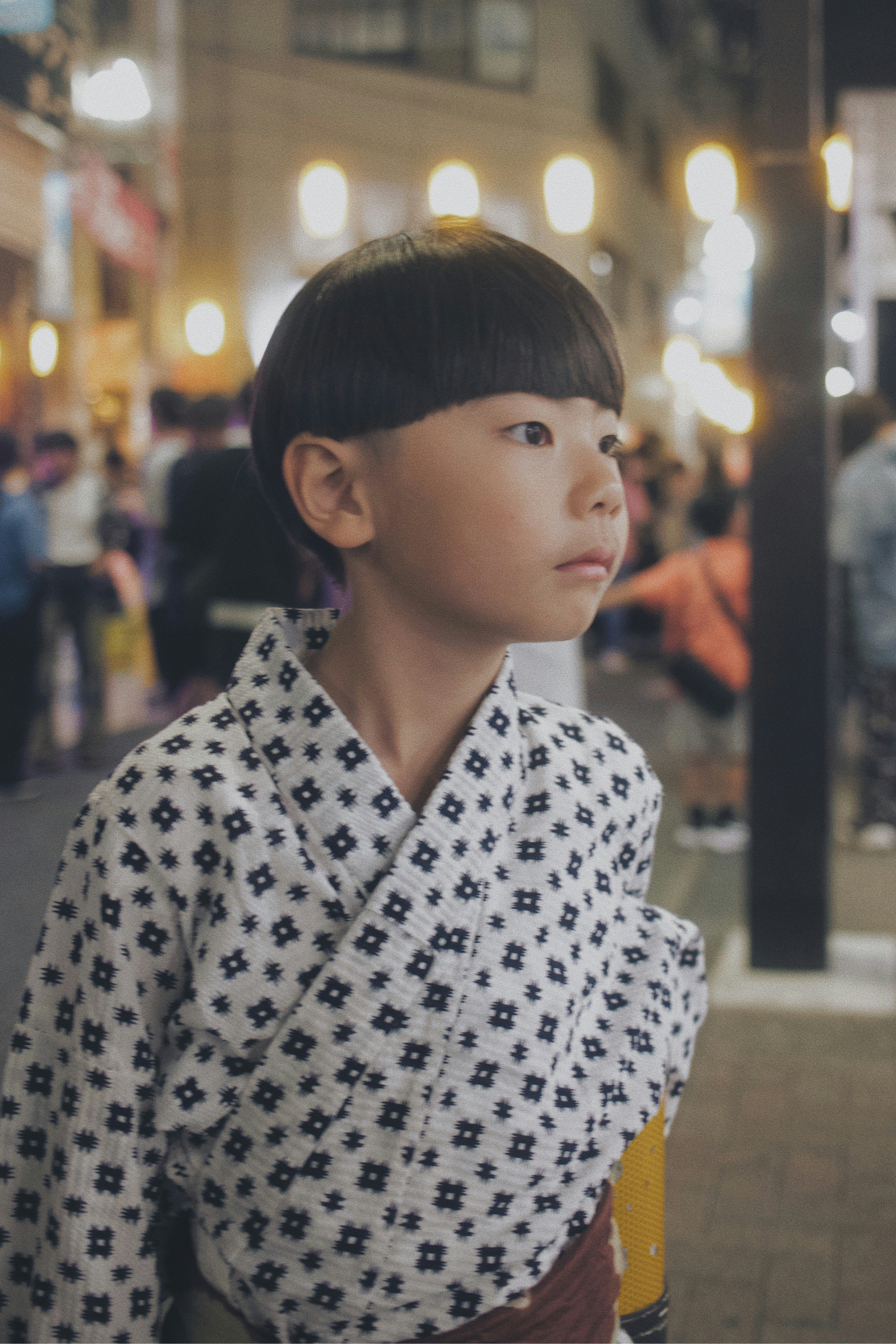 繁忙街道上的側臉小孩