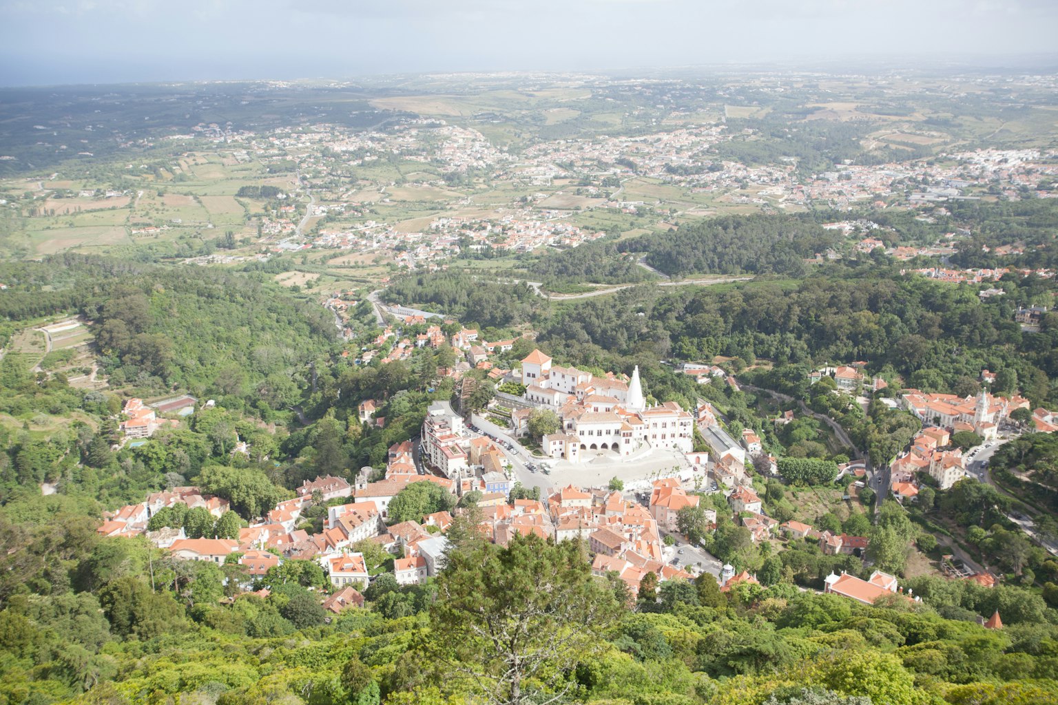 Vista aérea de Sintra que muestra sus edificios históricos y su vegetación exuberante