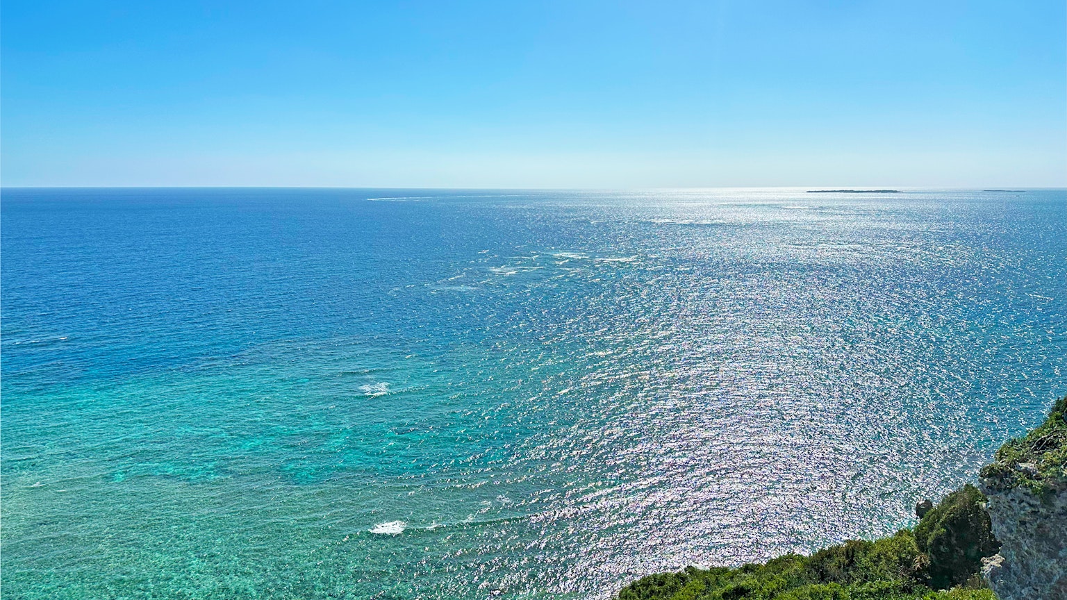 Paysage magnifique avec mer et ciel bleus