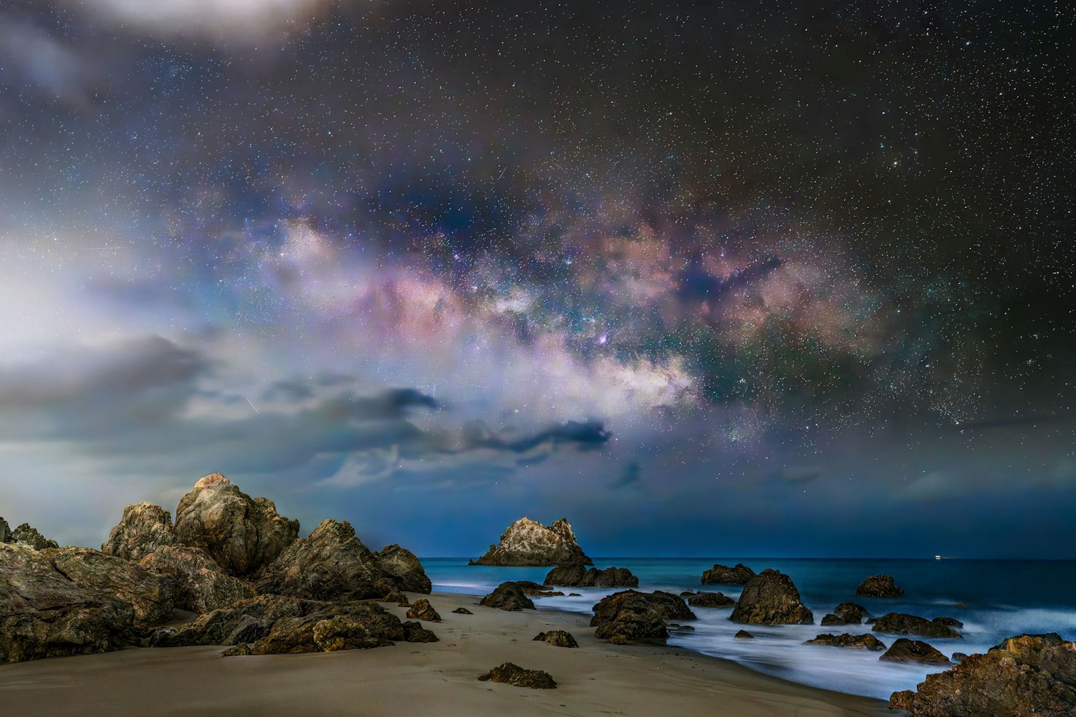 星空下的海岸風景 生動的銀河和可見的岩石形成