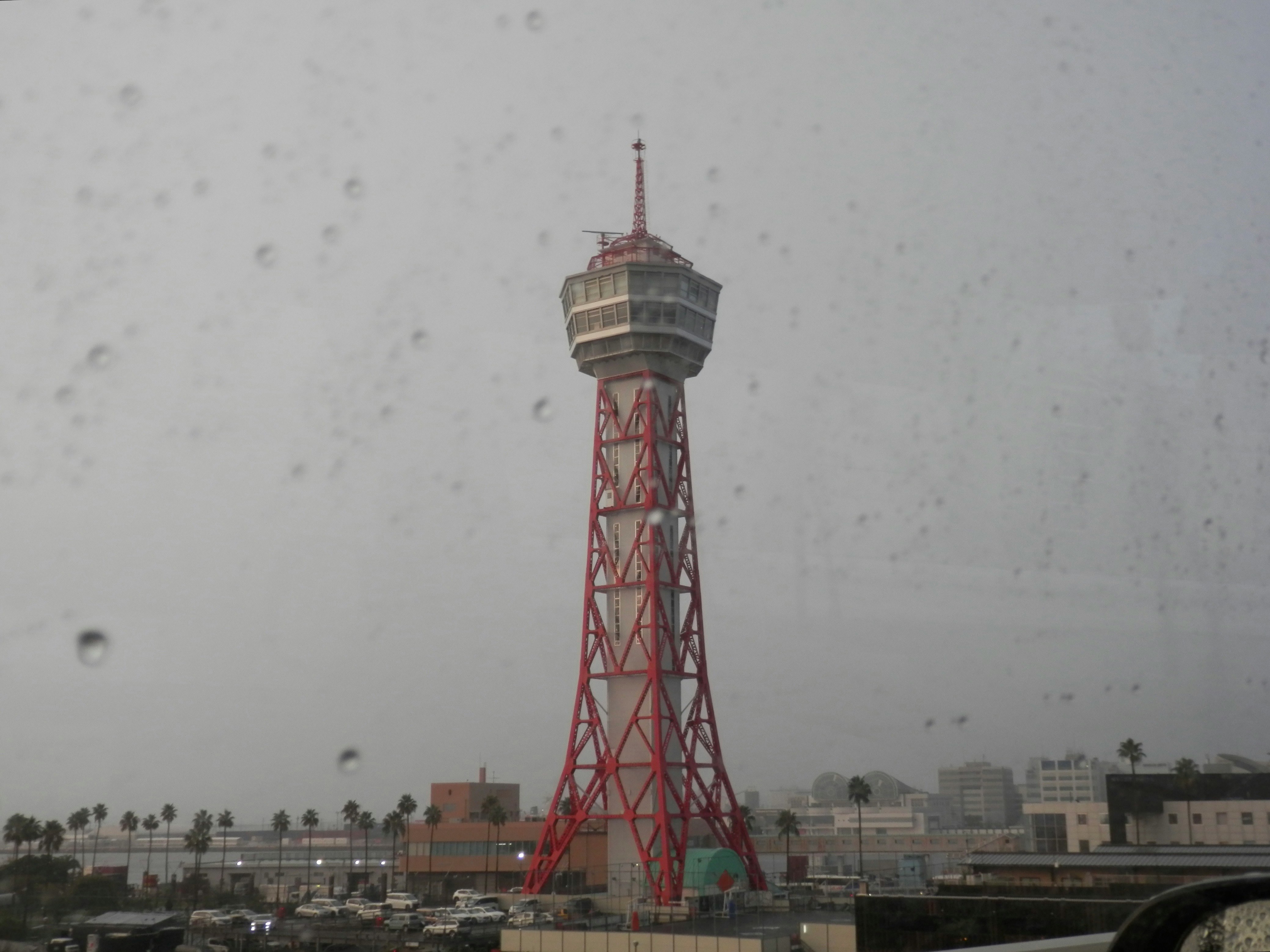 雨中的高聳觀景塔，天空有雨滴