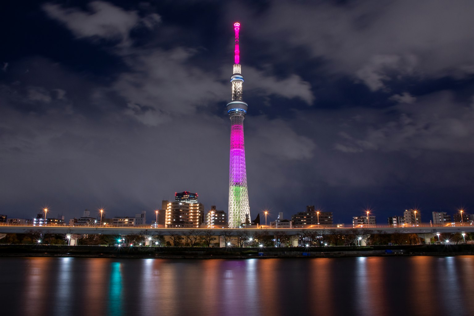 Tokyo Skytree yang diterangi di malam hari dengan lampu berwarna