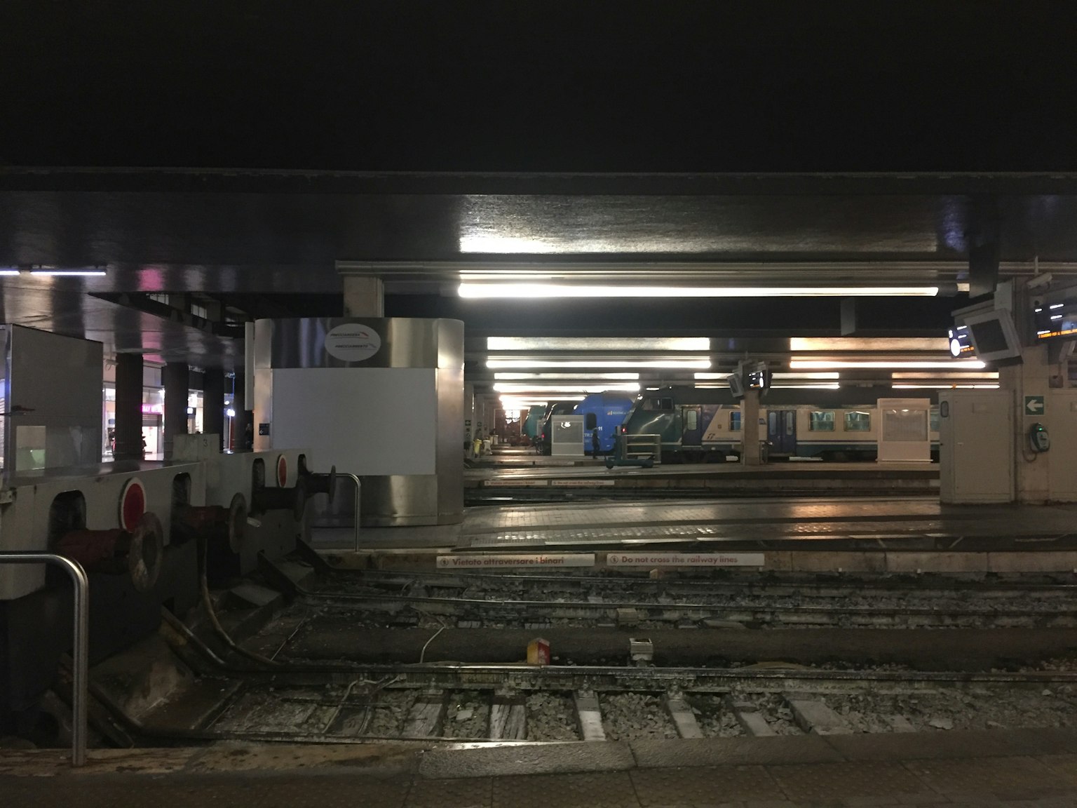 ชานชาลารถไฟที่มีแสงสลัวพร้อมรางที่มองเห็นได้