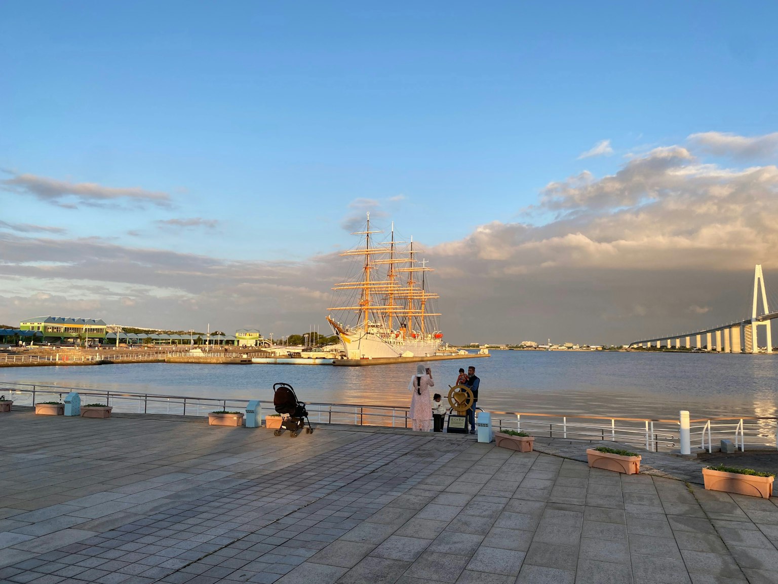 Vaisseau à voiles sur l'eau avec ciel bleu en arrière-plan