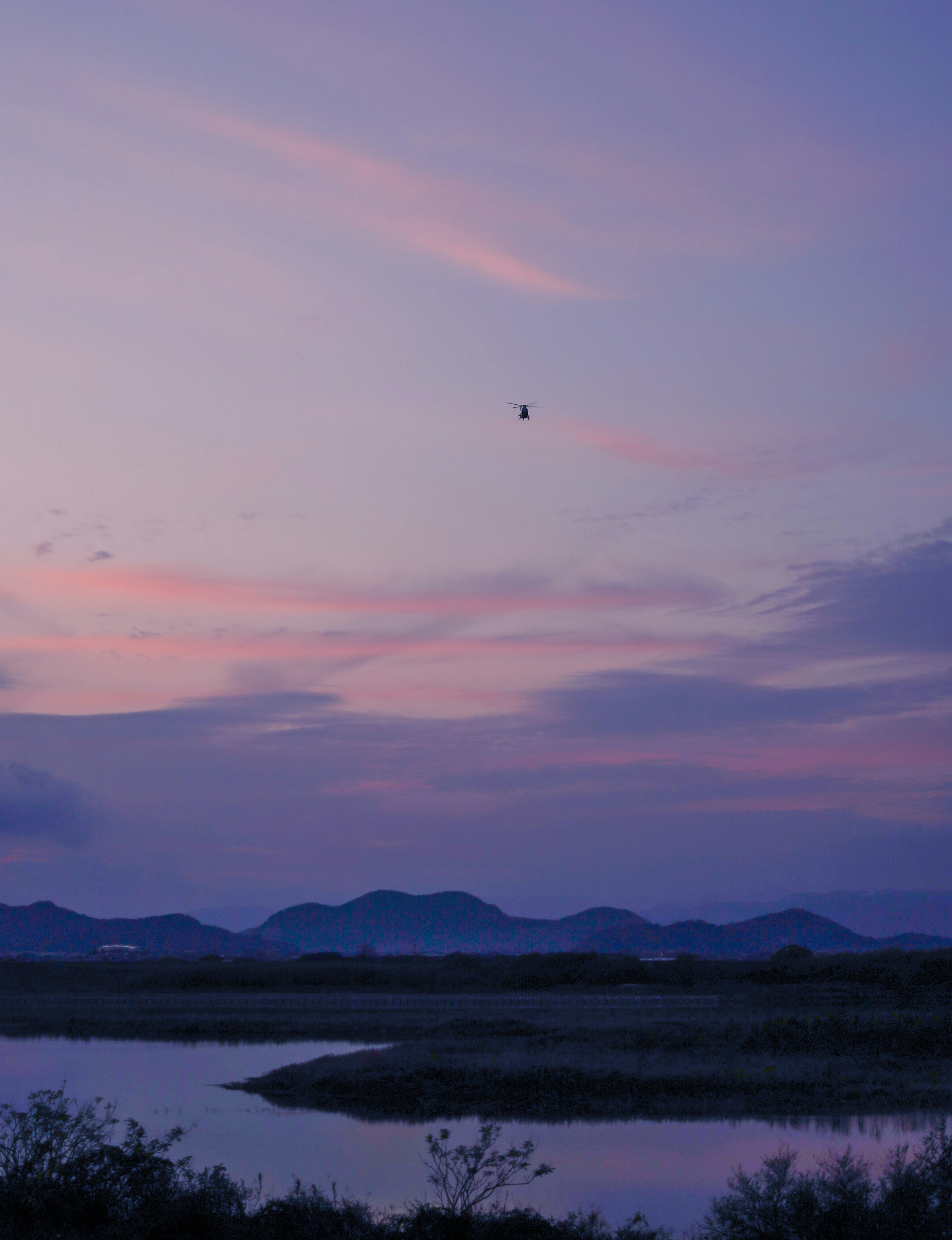 夕焼けの空と湖面に映る静かな風景