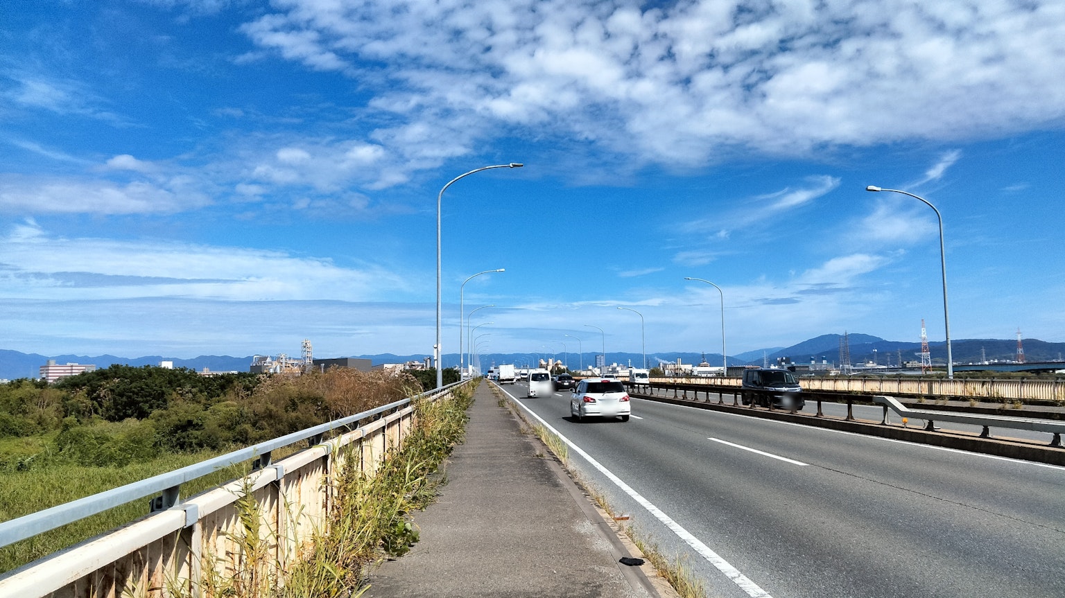 Scena di autostrada con veicoli sotto un cielo blu